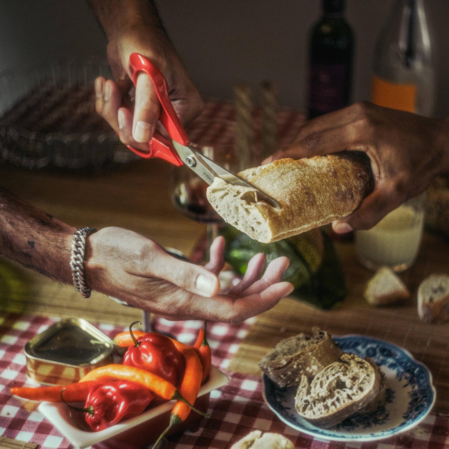 Fiskars Classic 1075035 Universal Left Handed Kitchen Scissors, Total Length: 21 cm, Improved Torx Screw and Ergonomic Handle, Quality Steel/Plastic, Red