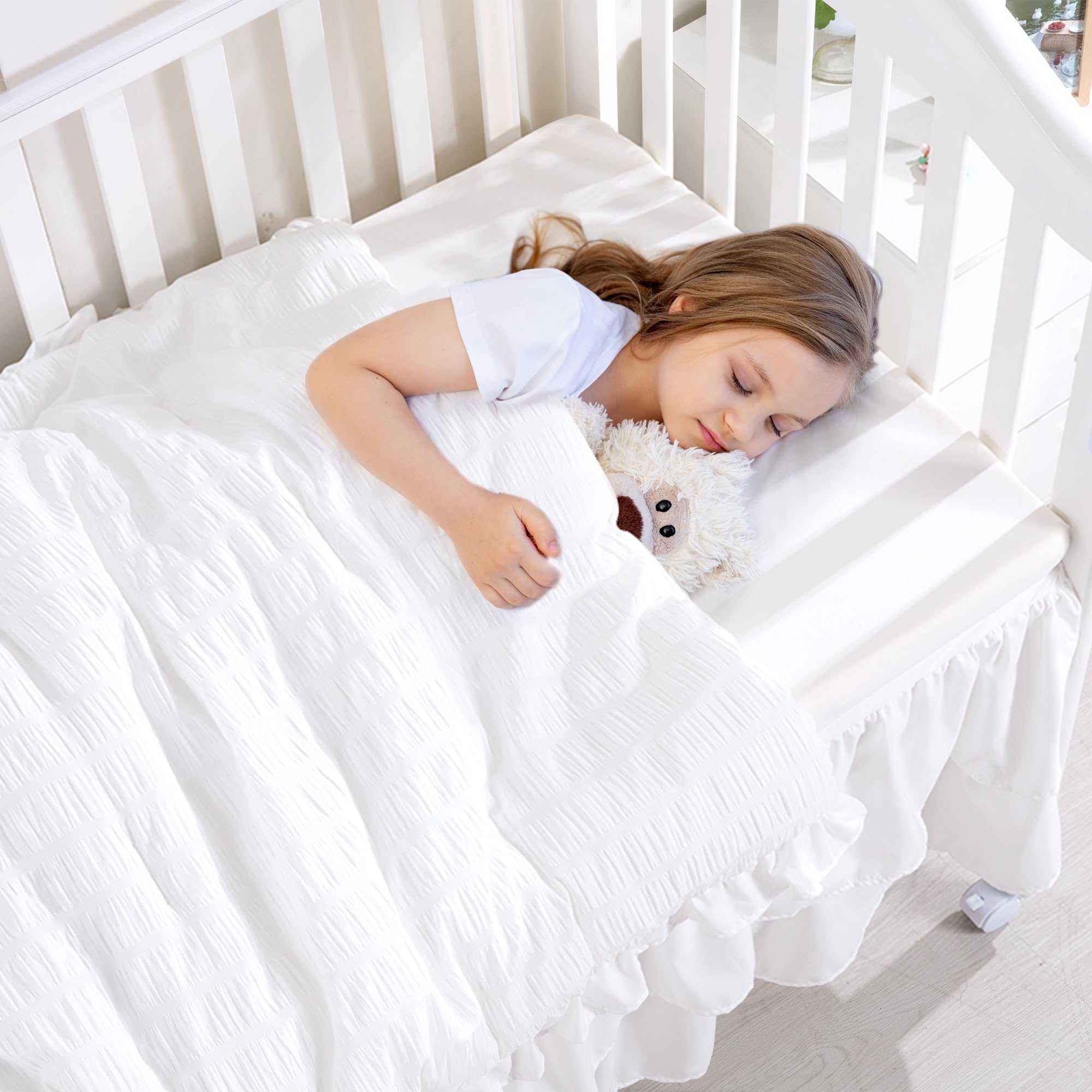 BALAPET Seersucker - Juego de ropa de cama de princesa blanca para bebé, 3 piezas, ultra suave, juego de edredón plisado con volantes y falda de cuna y sábana bajera para todas las estaciones