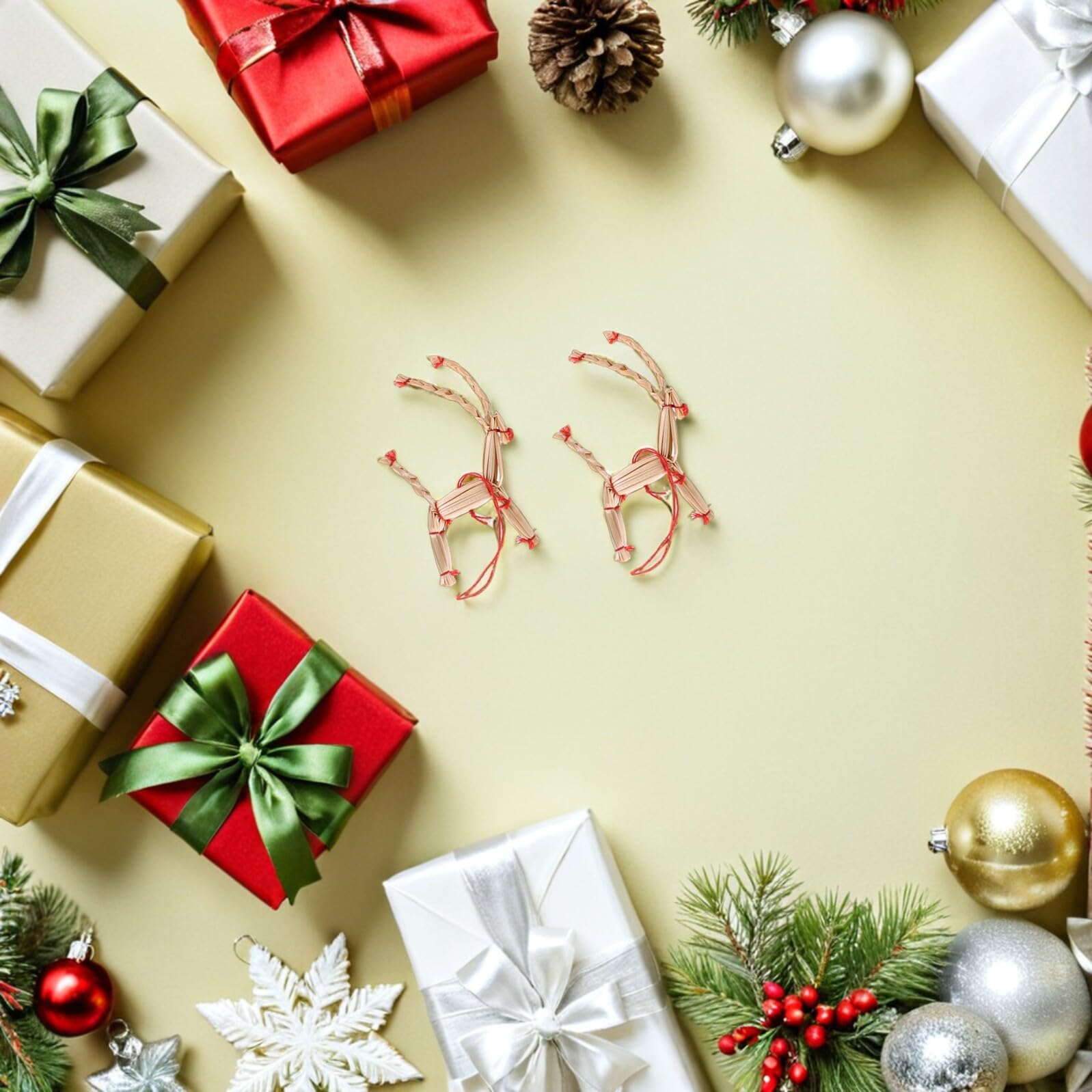 Lot de 12 Mini Rennes en Paille Naturelle Décorations Rustiques Scandinaves à Suspendre pour Sapin de Noël Ornements Légers et Réutilisables pour Fête de Noël Bohème Style