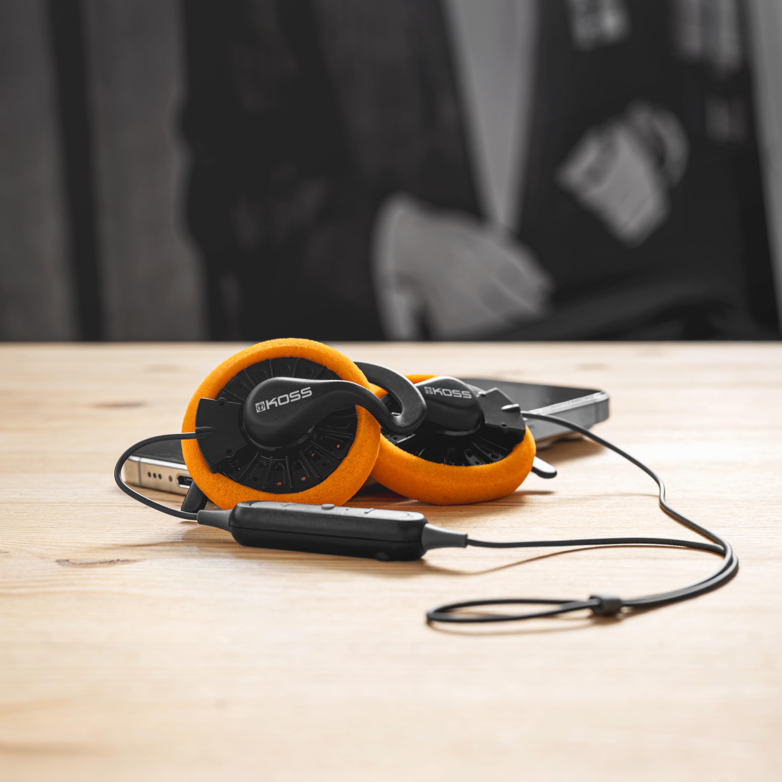 Koss KSC35 Wireless Auriculares Bluetooth On Ear Clip Inalámbrico, Cascos Deportivos con Micrófono Manos Libres en Línea con Control Remoto, Batería Recargable Autonomía 6 Horas, Negro