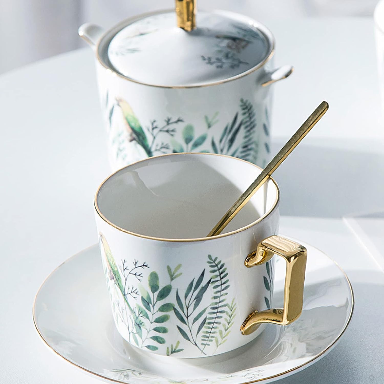 新品未使用洋風のトレー3枚！高級ティーカップ5セット付き綺麗です。 新品未使用洋風のトレー3枚！高級ティーカップ5セット付き綺麗です。