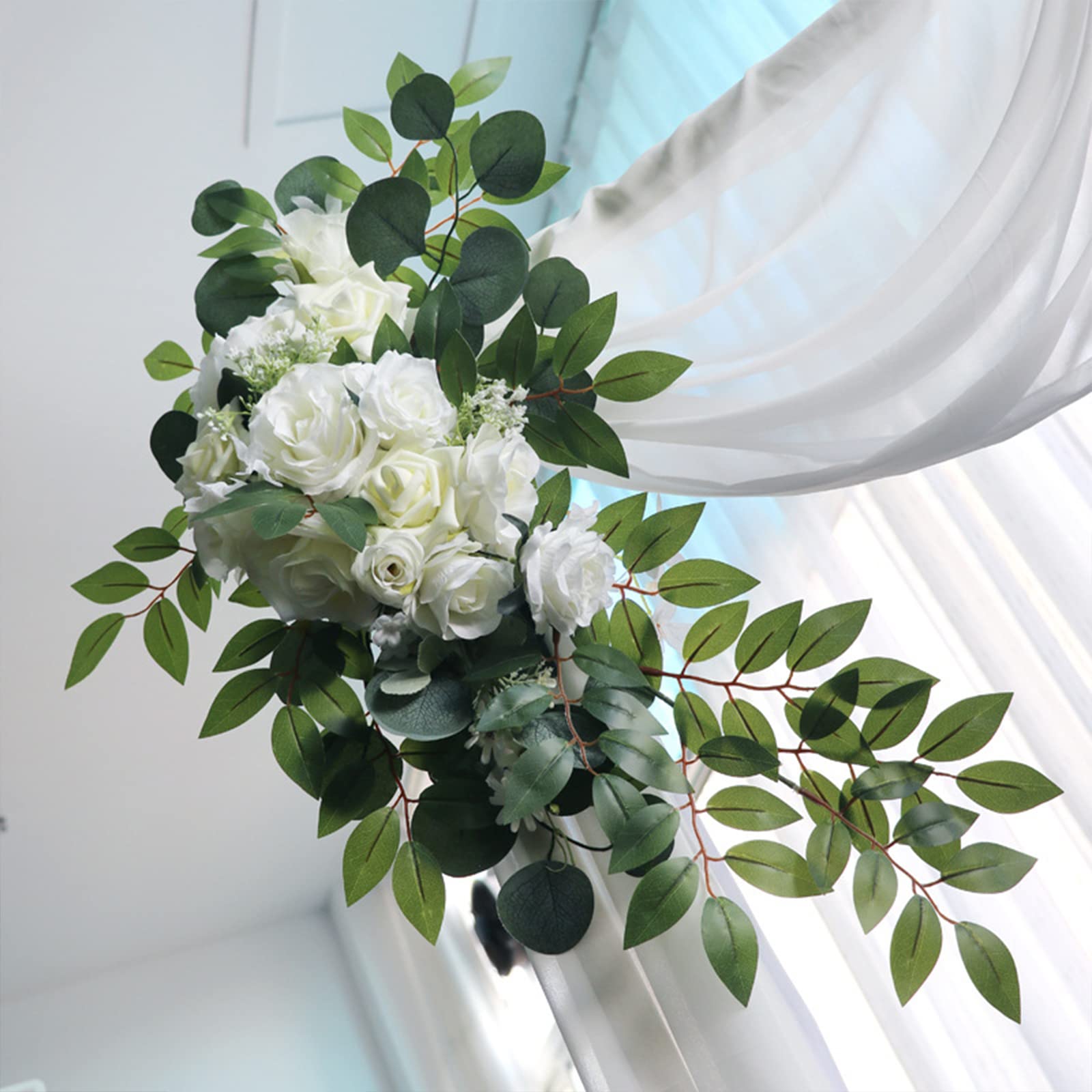 Set mit 2 Blumenbögen, weiße Rose, Pfingstrose, Gypsophila, Türkranz mit grünen Blättern, rustikale künstliche Blumengirlande für Zeremonie und Empfangsdekoration