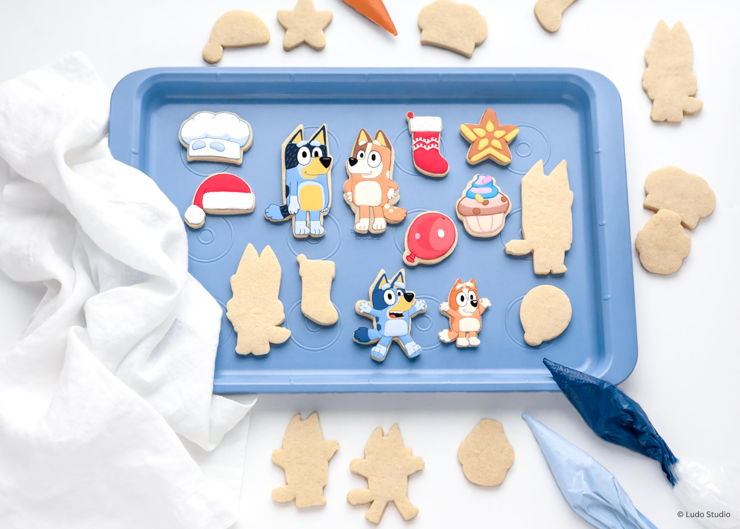 Amazon.com: Handstand Kitchen Bluey 10-Piece Holiday Cookie Cutter Amazon.com: Handstand Kitchen Bluey 10-Piece Holiday Cookie Cutter