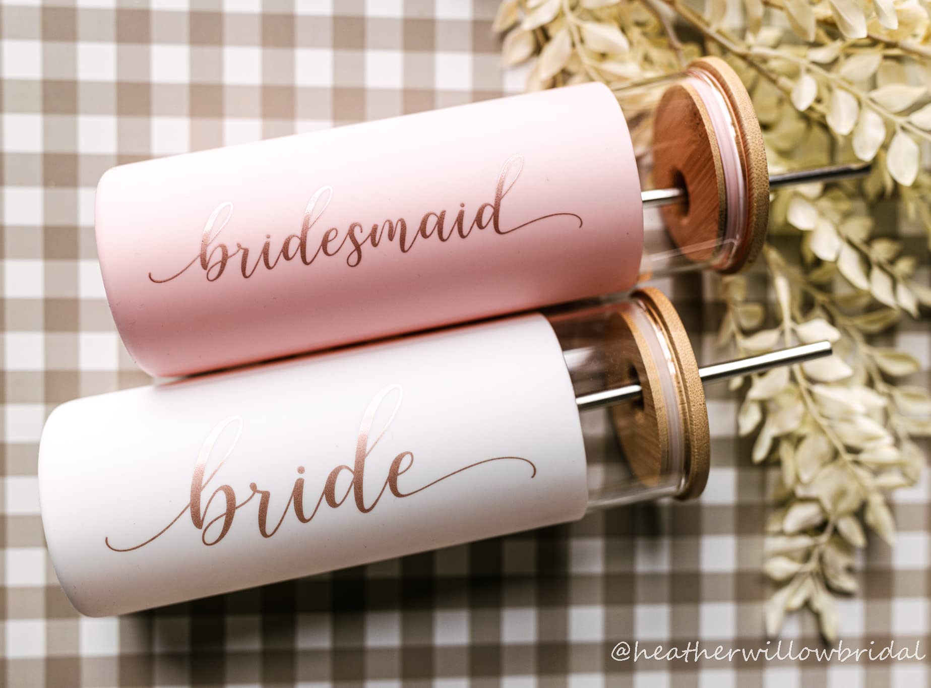 Kubek do kawy mrożonej Bride to Be z bambusowymi pokrywkami i słomkami, 590 ml i kubek do kawy mrożonej | prezenty dla druhny, wieczór panieński, artykuły na wieczór panieński i plemię panny młodej -