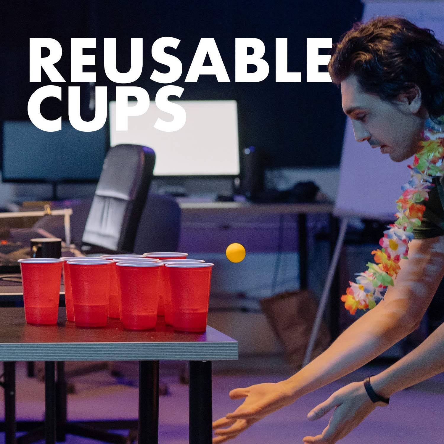 Birra Pong Tazze Di Plastica E Palle Da Ping-pong Rosse E Blu Di Colore Su Legno Della Gioco Partito Dell Istituto Universitario Fondo 140912534