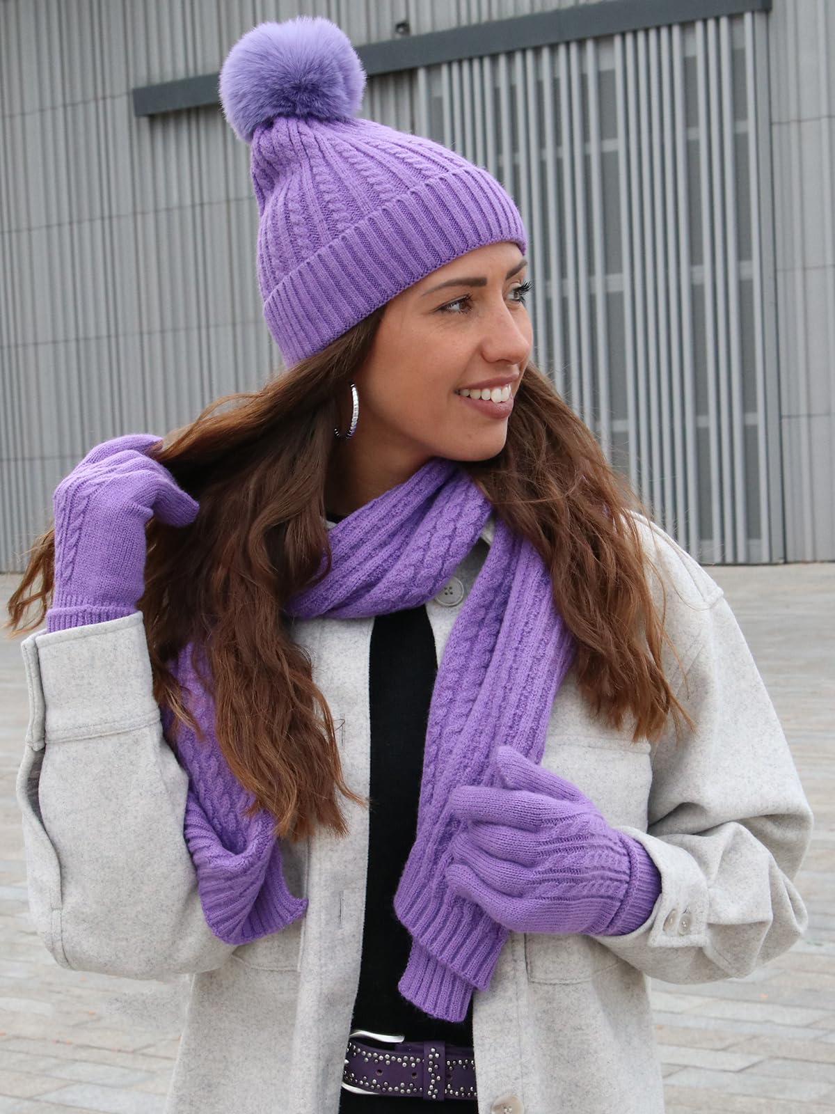 styleBREAKER Set invierno 3 piezas mujer: bufanda | Set: Bufanda trenzada 175x28cm, gorro 59cm con pompón de pelo sintético y guantes 16-21cm.