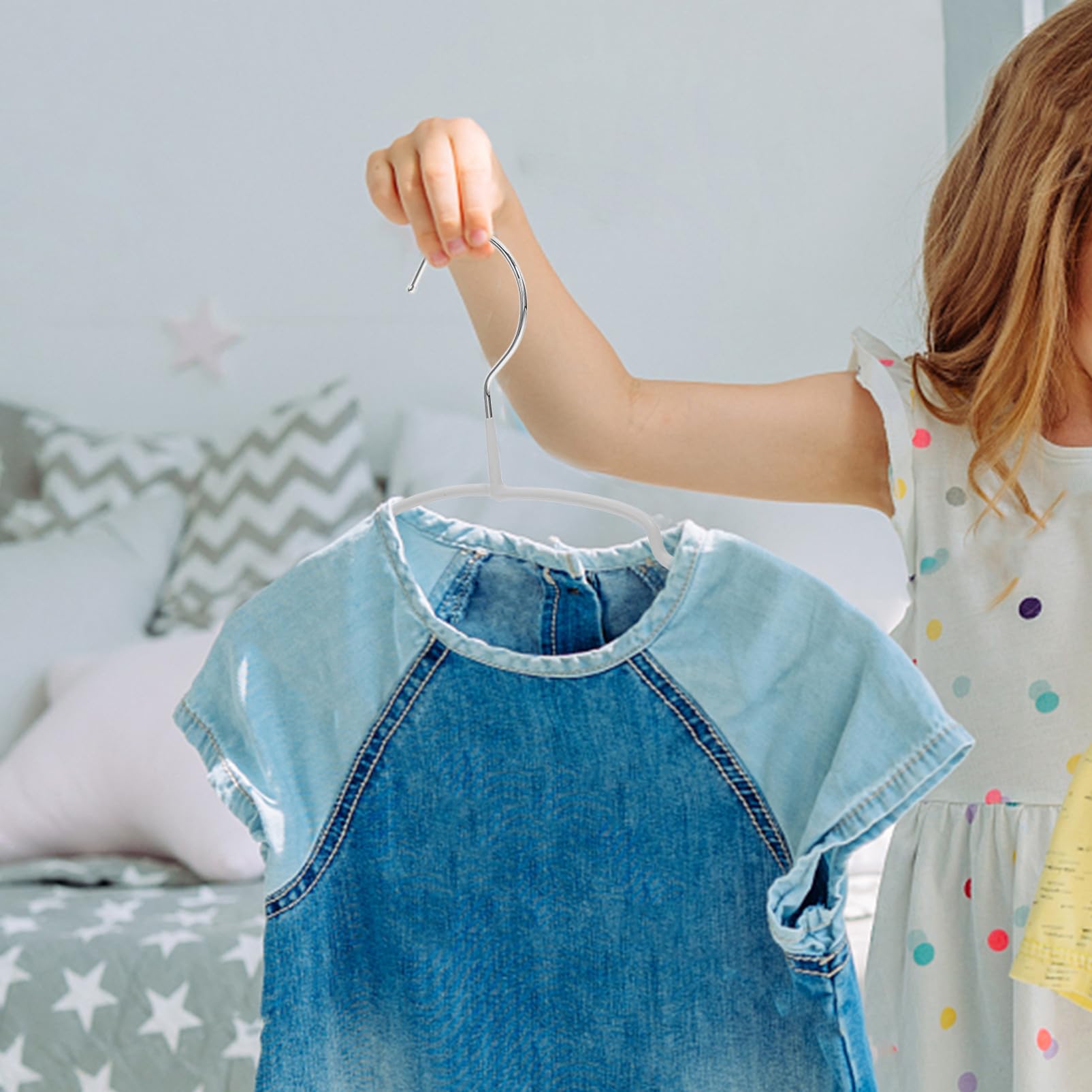10 Stück Teiliges Kinderkleiderbügel mit Rutschfester PVC Beschichtung Kompakt und Platzsparend Kratzfest Matte Schultern für Garderobe und Kleiderschrank von Kindern