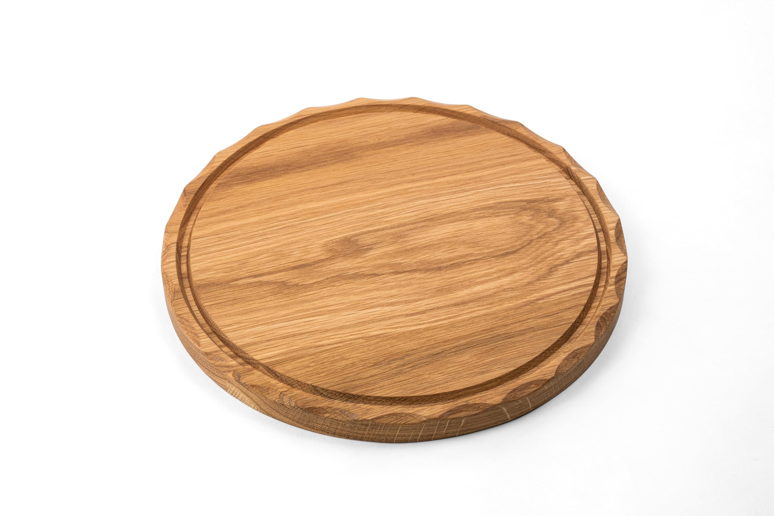 Arbor Lot de 4 assiettes en bois de chêne massif Ø 30 cm – Planches à découper et de service rondes avec bord à facettes et rainure à jus – Assiette en bois véritable de 2 cm d'épaisseur, huilée