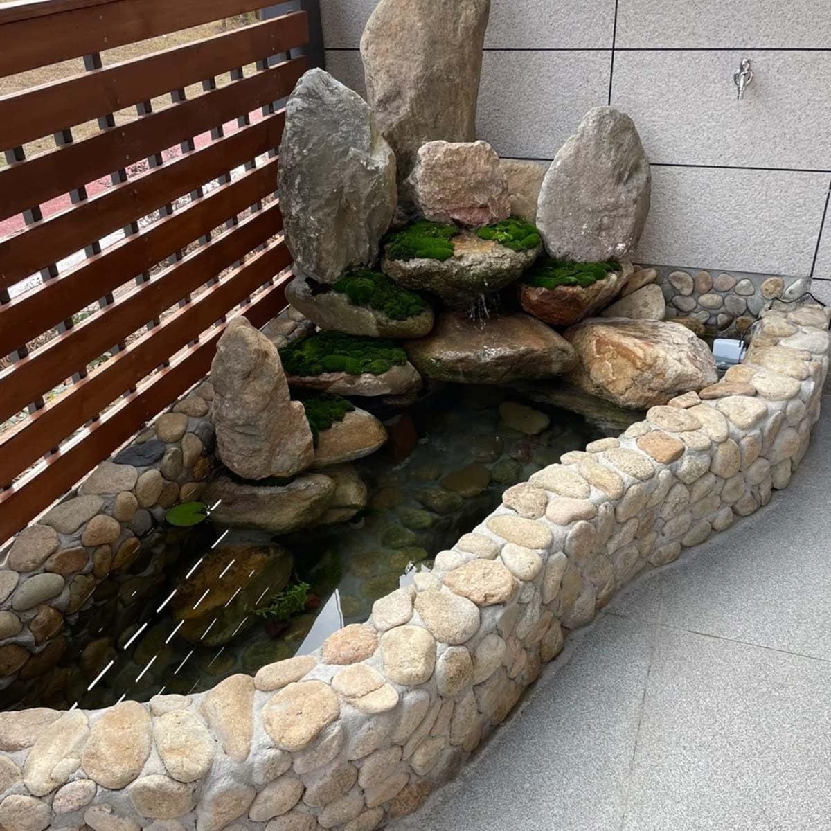 Rivestimento nero resistente ai raggi UV, spessore 0,12 mm, disponibile in 3 x 5 m, 4 x 5 m, 4,5 x 7 m, 7 x 7 m, perfetto per laghetti da giardino, acquacoltura, cascate e laghi artificiali.