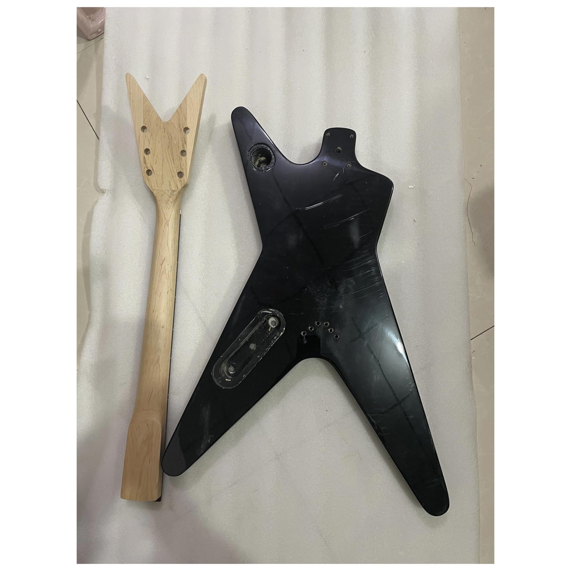 DIY-Gitarren-Bodykit EIN Set Mit Speziell Geformtem Massivem Lindenholz Und Schwarzem E-Gitarren-Kit, Korpus Und Hals, Ahornhals, DIY-Teil