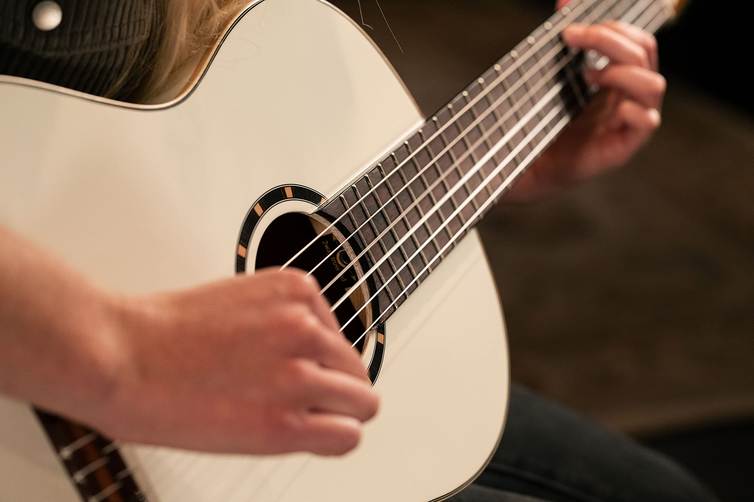 Ortega Guitars Chitarra Concerto Bianca Misura Standard - Serie Family - include Gig Bag - mogano/top in abete (R121WH)