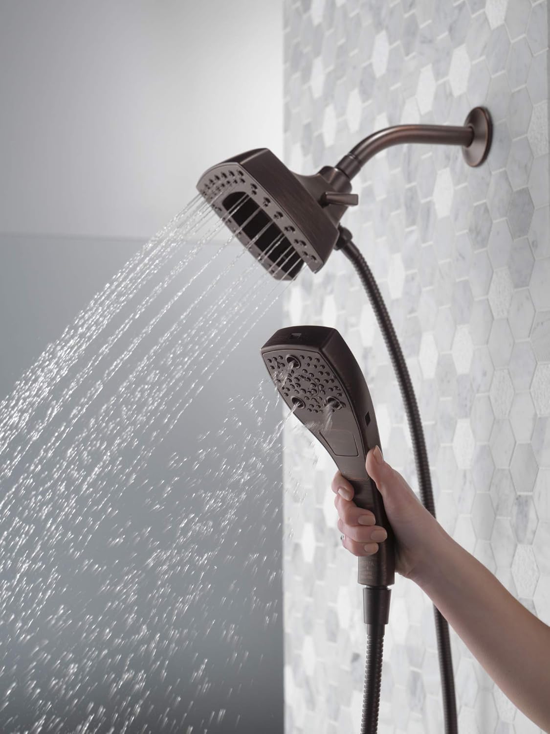 Exсluѕіvе Delta Faucet 5-Spray In2ition 2-in-1 Dual Hand Held Shower Head with Hose, Magnetic Docking Handheld Shower Head, Venetian Bronze 58474-RB25