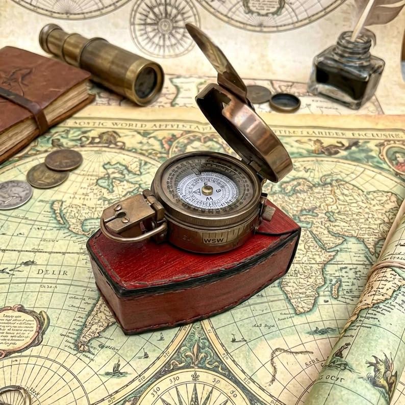 Brújula militar vintage de latón con caja de madera miniatura 7