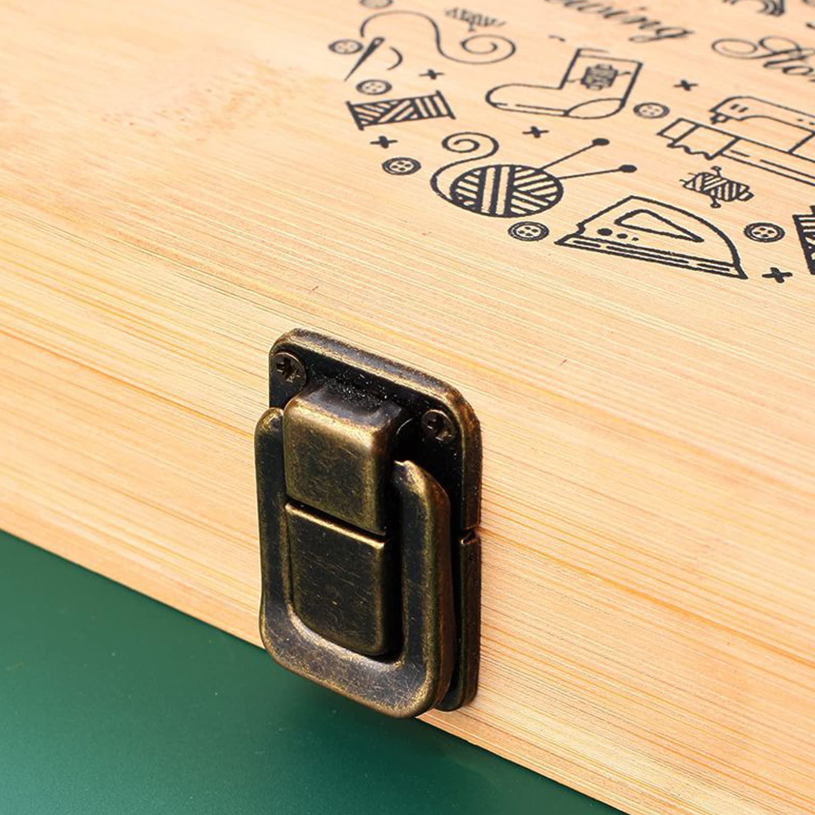 Kit de costura completo con caja de almacenamiento de madera, suministros de costura que incluyen tijeras, botones, alfileres, hebillas, dedal, enhebrador, cinta métrica y