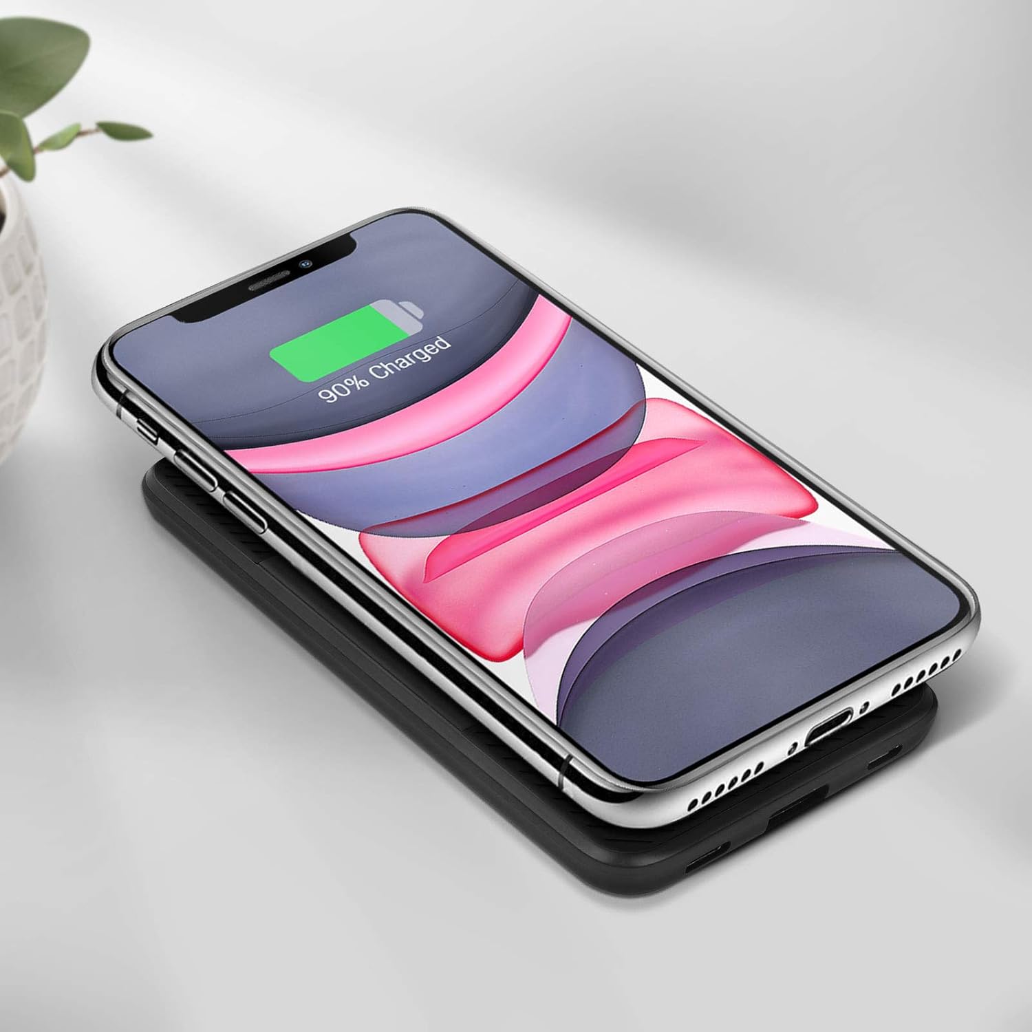 Swissten Powerbank wirelessly charging a smartphone