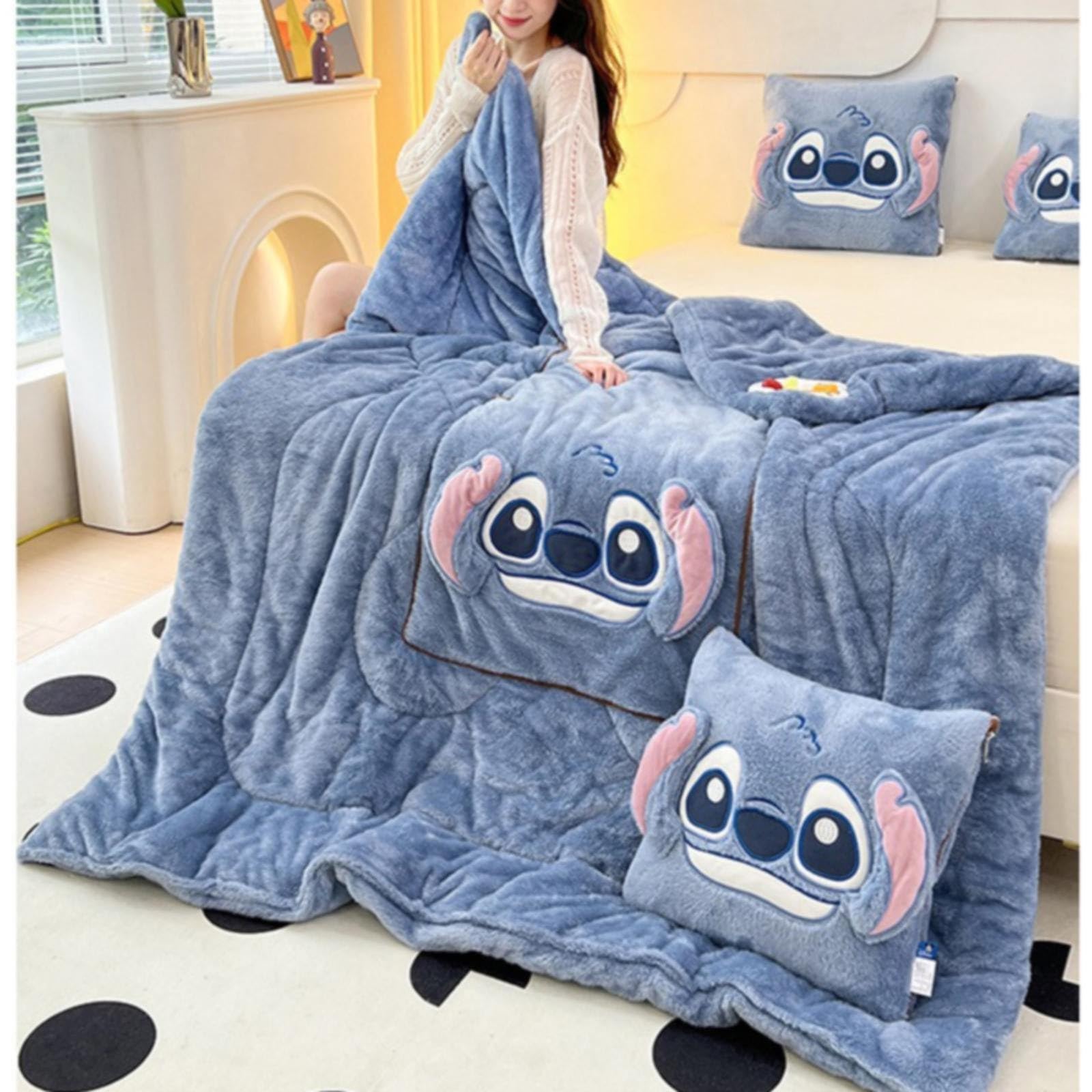 Stitch Kissendecke 2 in 1, flauschig weiches Reisekissen,Plüschdecke für TV-Sofa, Büro, Schlafdecke,Stitch Decke 2 in 1,Geschenk für Jungen,Mädchen,Freunde und Familie- (A, Offen 105 * 145CM)