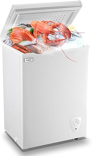 Congelador profundo independiente de 3.5 pies cúbicos con cesta de almacenamiento y pies ajustables en la parte superior de la puerta abierta,