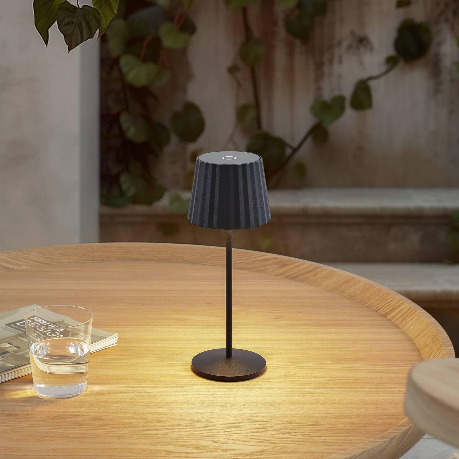 Lindby Lampada da tavolo a LED dimmerabile senza fili con sensore touch, lampada da tavolo portatile ricaricabile per interni esterni IP54 lampada da giardino