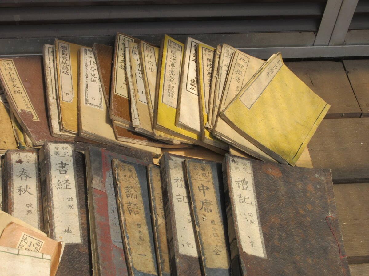 ● 古文書 冊子 大量 まとめて 和紙 ジャンクジャーナル 一閑張り 時代物 古文書 大量！1箱まとめて 和紙素材 ハンドメイド一閑張りにも