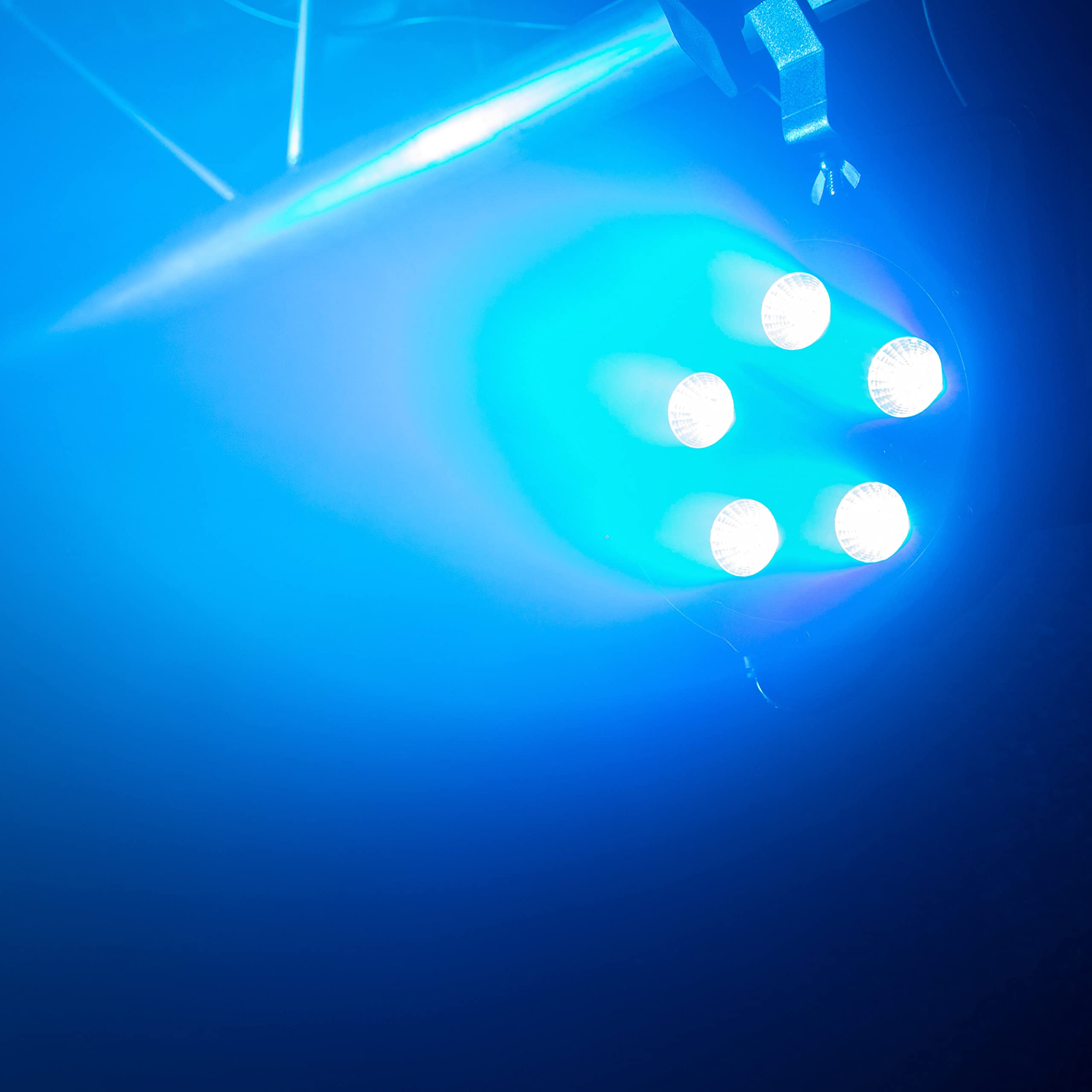 BoomToneDJ FlatPAR 5X5W 4in1 RGB-UV Projecteur LED multicolore avec DMX 512. Modes automatique, détection musicale. Télécommande IR incluse. Link alimentation. Eclairage de scène, soirées Clubs, DJ.