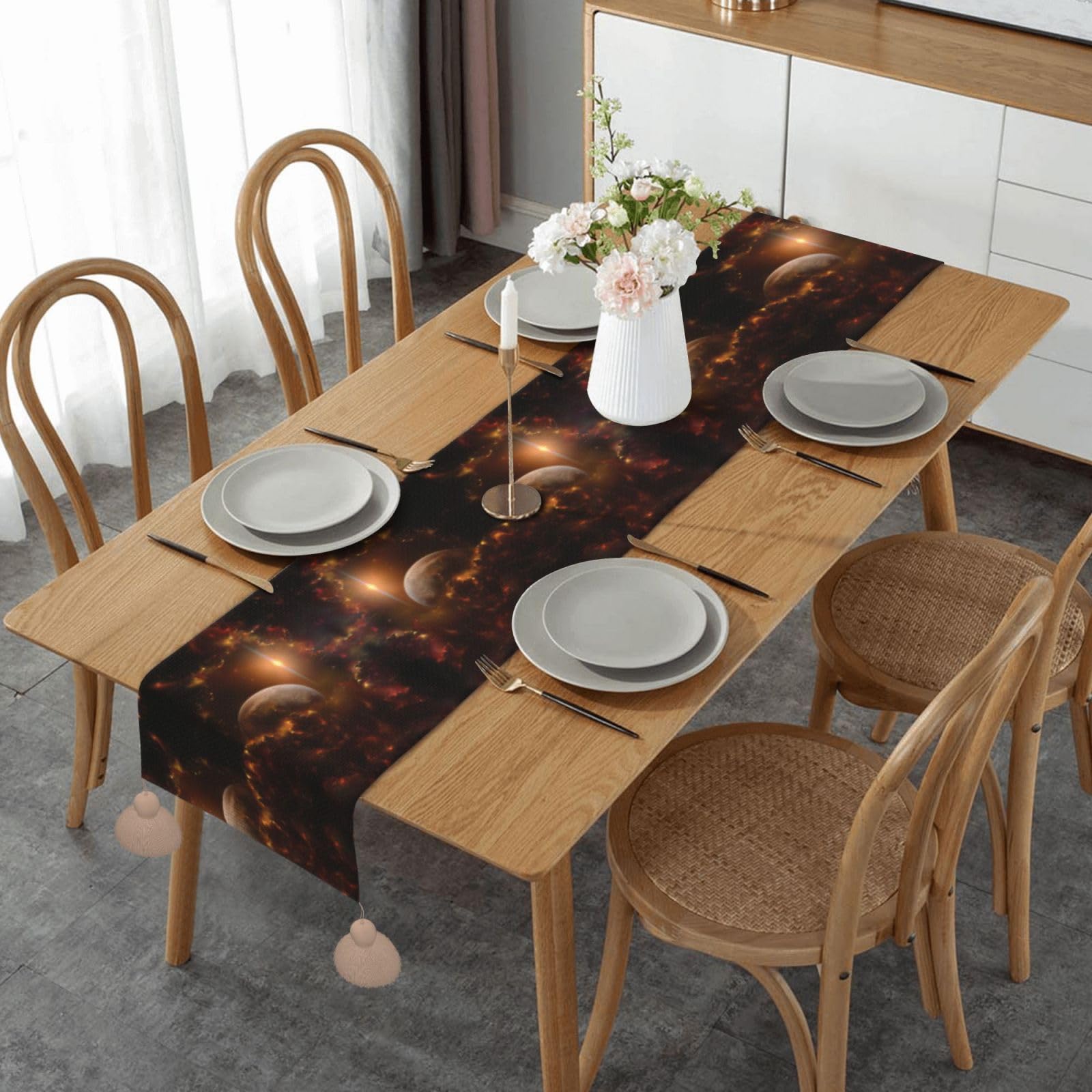 Chemin de table avec pompons motif planète spatiale et décoration d'intérieur galaxie