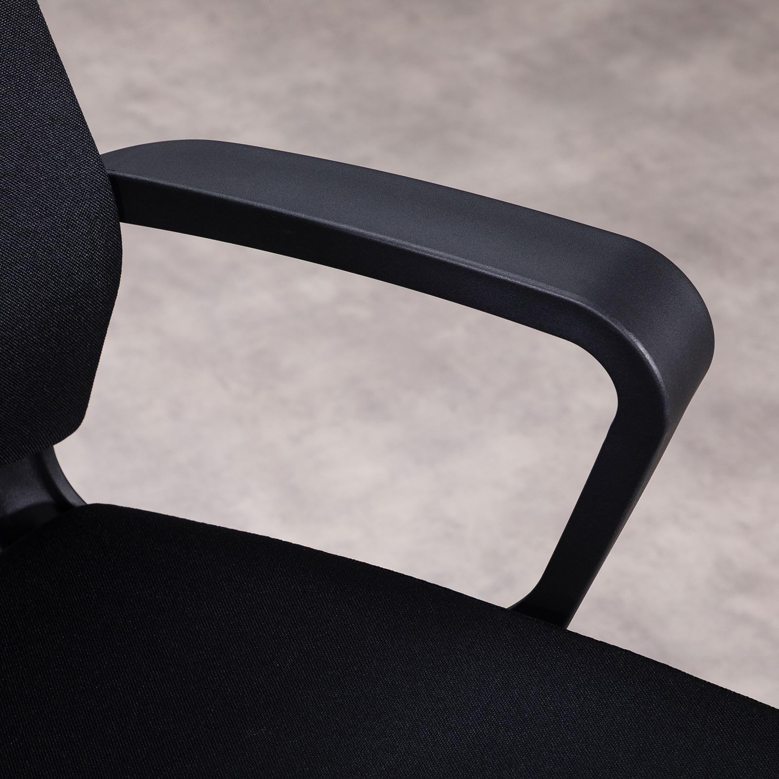 IDIMEX Bürodrehstuhl Herry mit Kopfstütze und Armlehnen in schwarz. Ergonomischer Bürostuhl mit Verstellbarer Sitzmechanik, Höhenverstellbar und Kippfunktion.