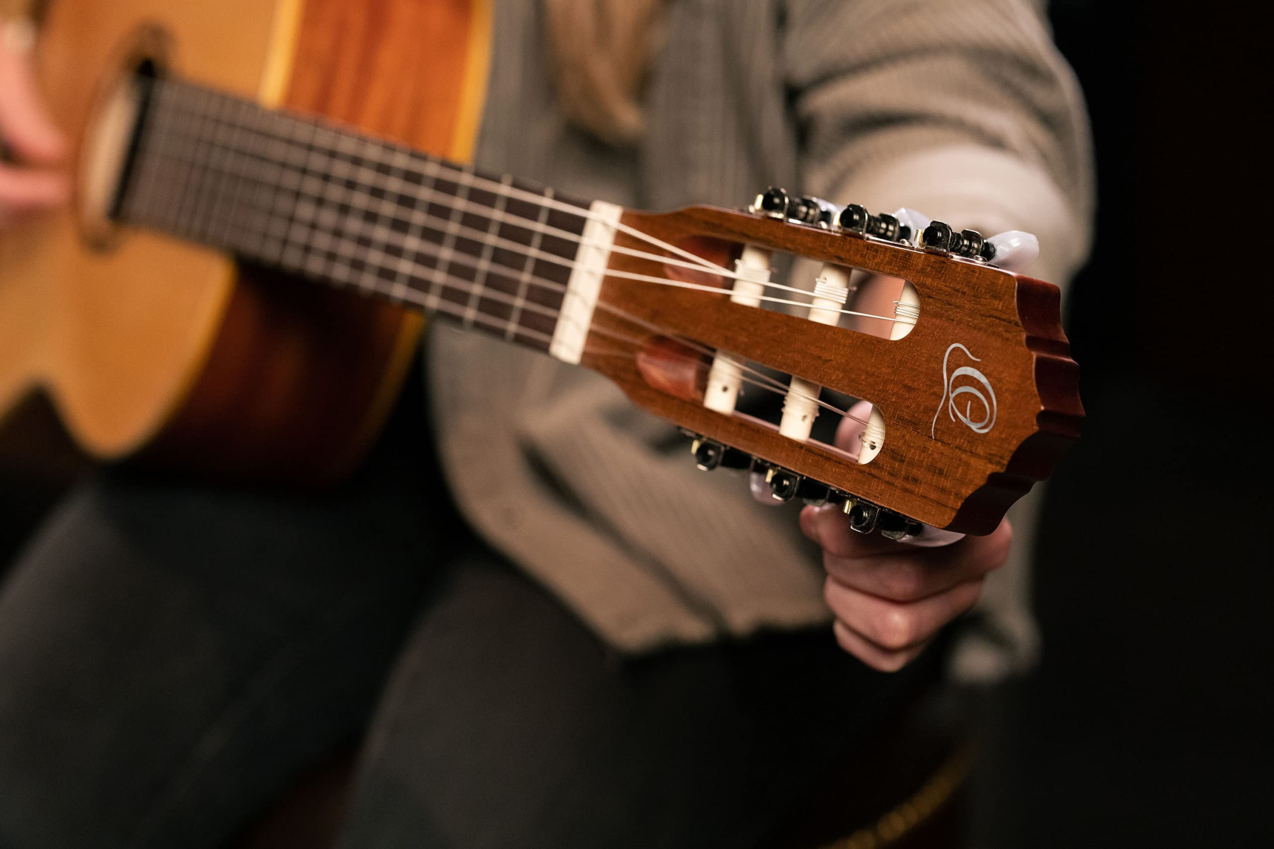 Ortega Guitars Chitarra Concerto Full Size - Serie Family - include Gig Bag - top in mogano/abete (R121)