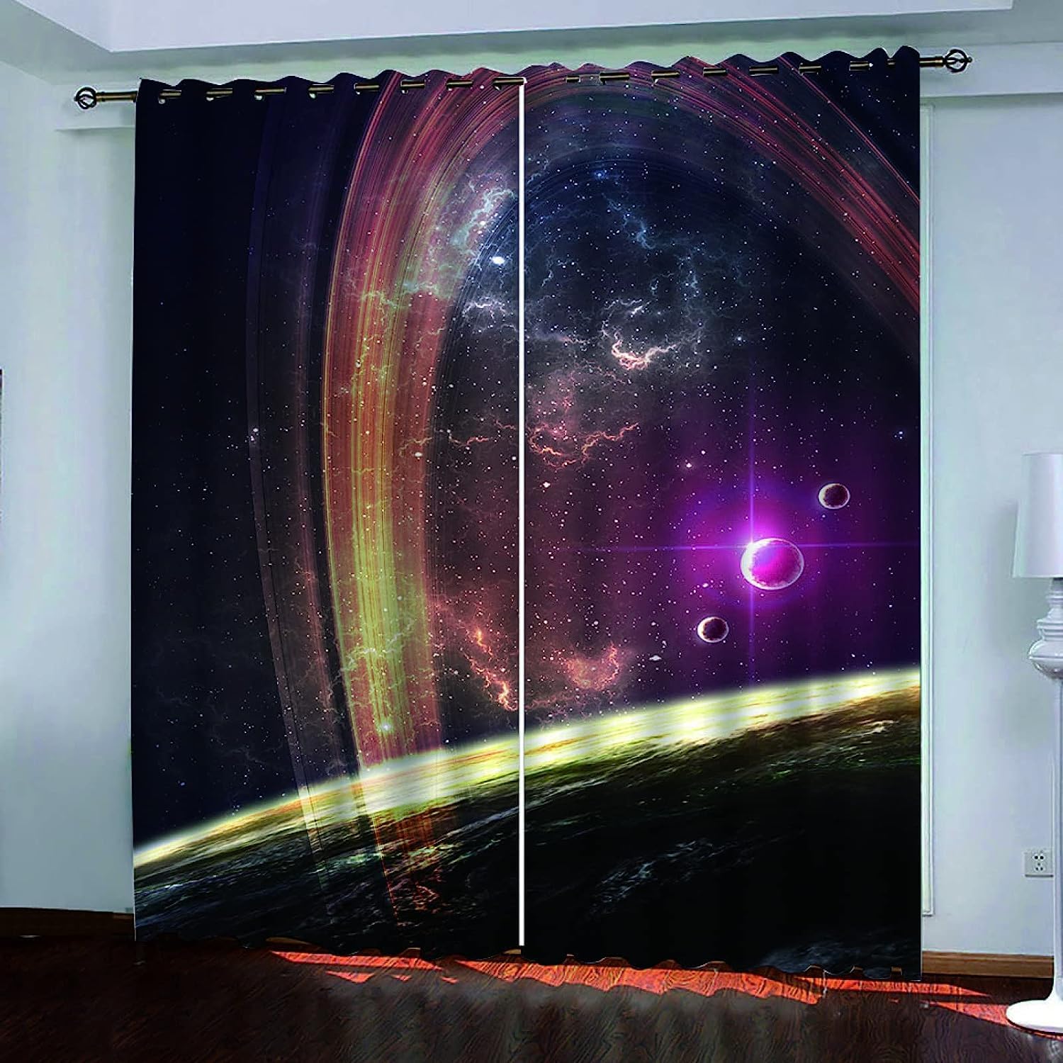 Rideau occultant salon motif galaxie pour créer une ambiance cinéma isolée du bruit extérieur