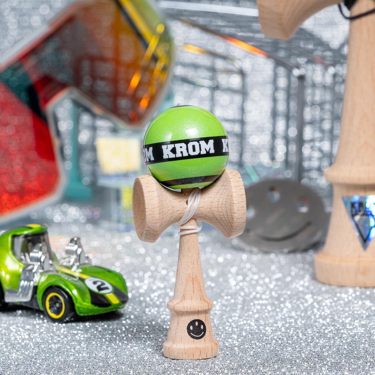 KROM Kendama Micro Verde Claro – Mini Kendama de Madera de Haya – Totalmente jugable – Tamaño de Bolsillo – para Principiantes y Profesionales