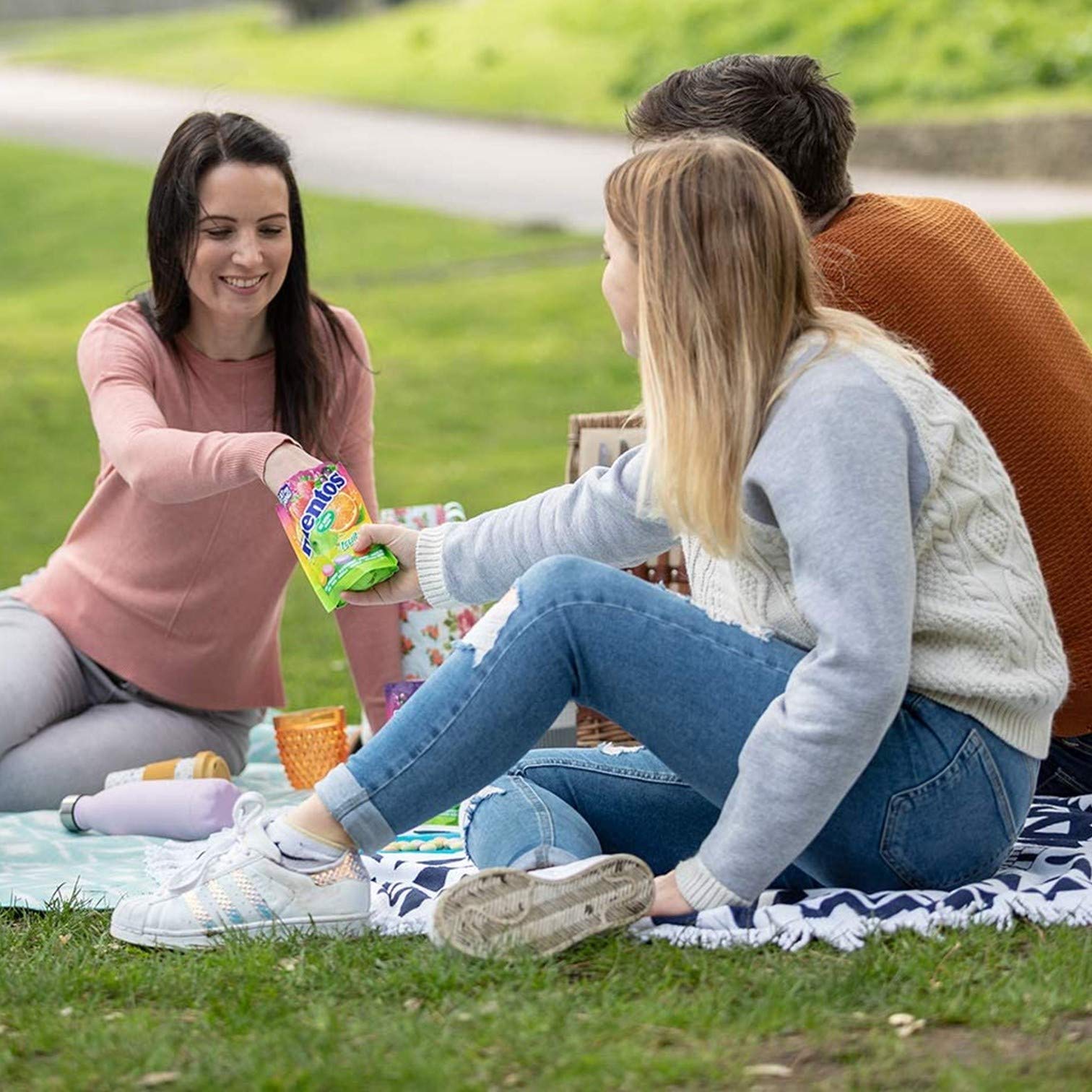 Mentos Fruit Mix, Caramelle Confettate, Gusto Limone, Fragola, Ribes Nero, Arancia, Mela Verde, Confenzione con 7 Buste Richiudibili, Formato Pratico e Comodo da portare Sempre con Te