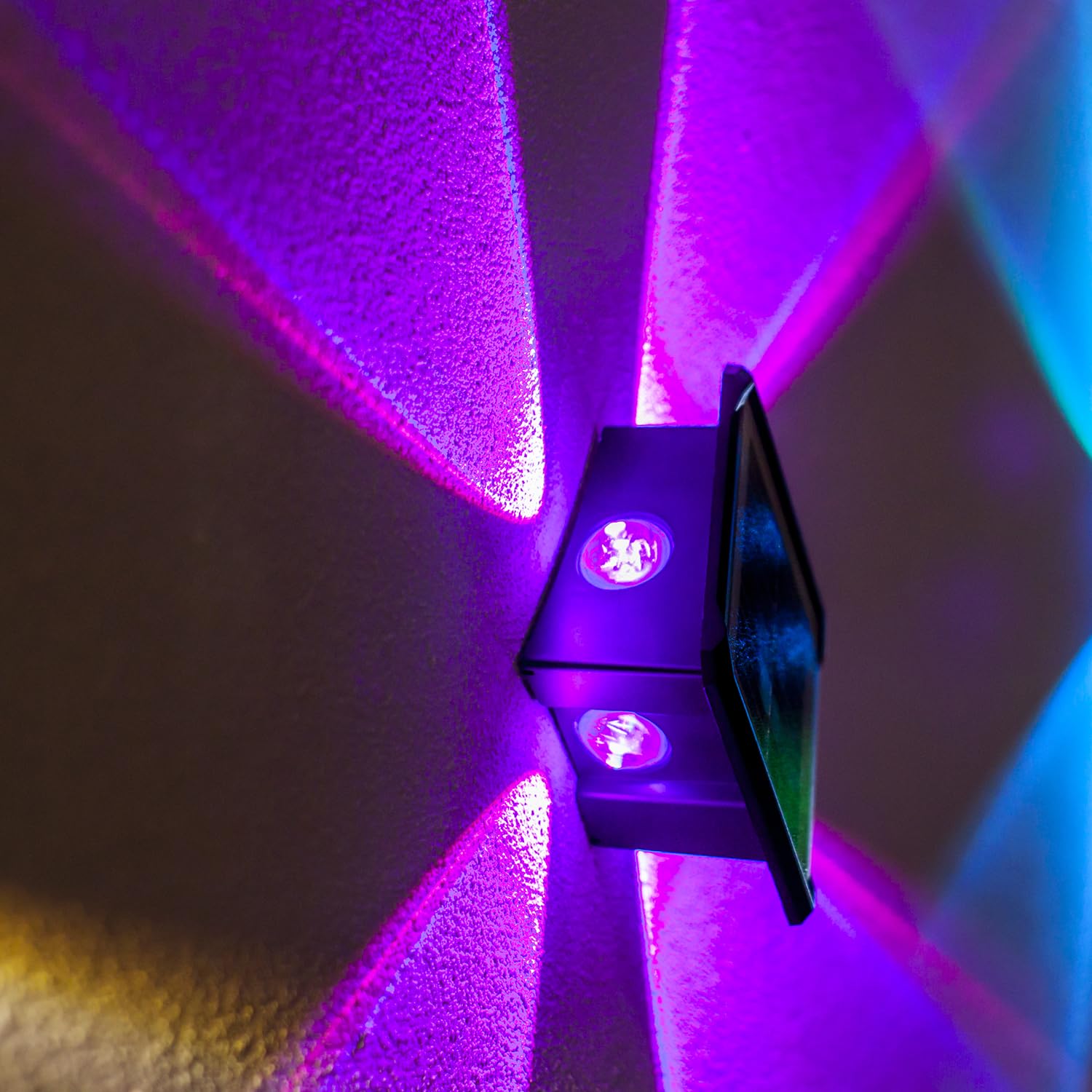 Luces solares de pared para exteriores, iluminación arriba y abajo, impermeable IP65, luz de valla para patio, jardín, garaje, piscinas, cubierta (4 LED, multicolor, paquete de 2)
