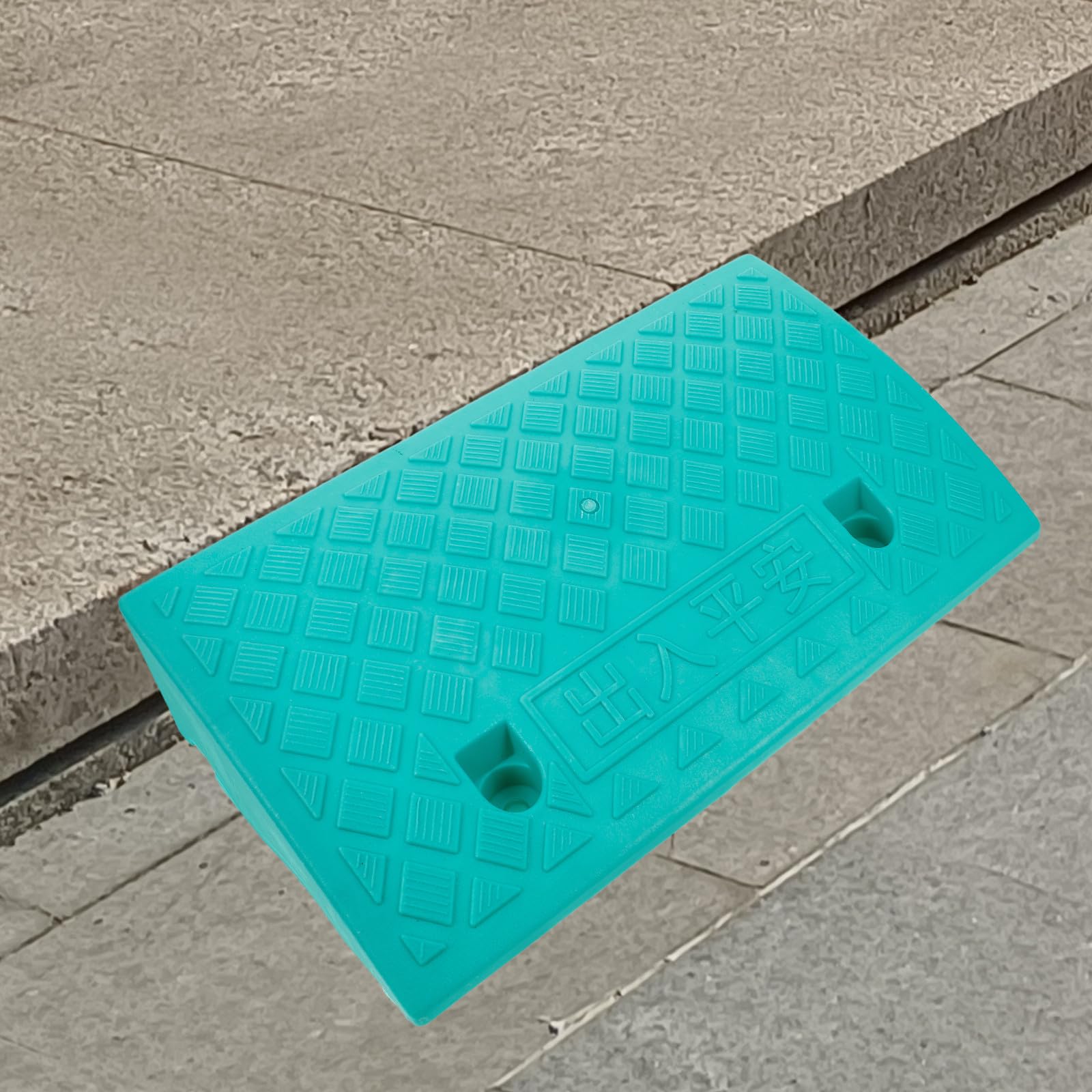 Rampa de Plástico Multifuncional para Sillas de Ruedas y Bicicletas Alta Capacidad de Carga y Diseño Portátil para Acceso en Bordillos y Escaleras