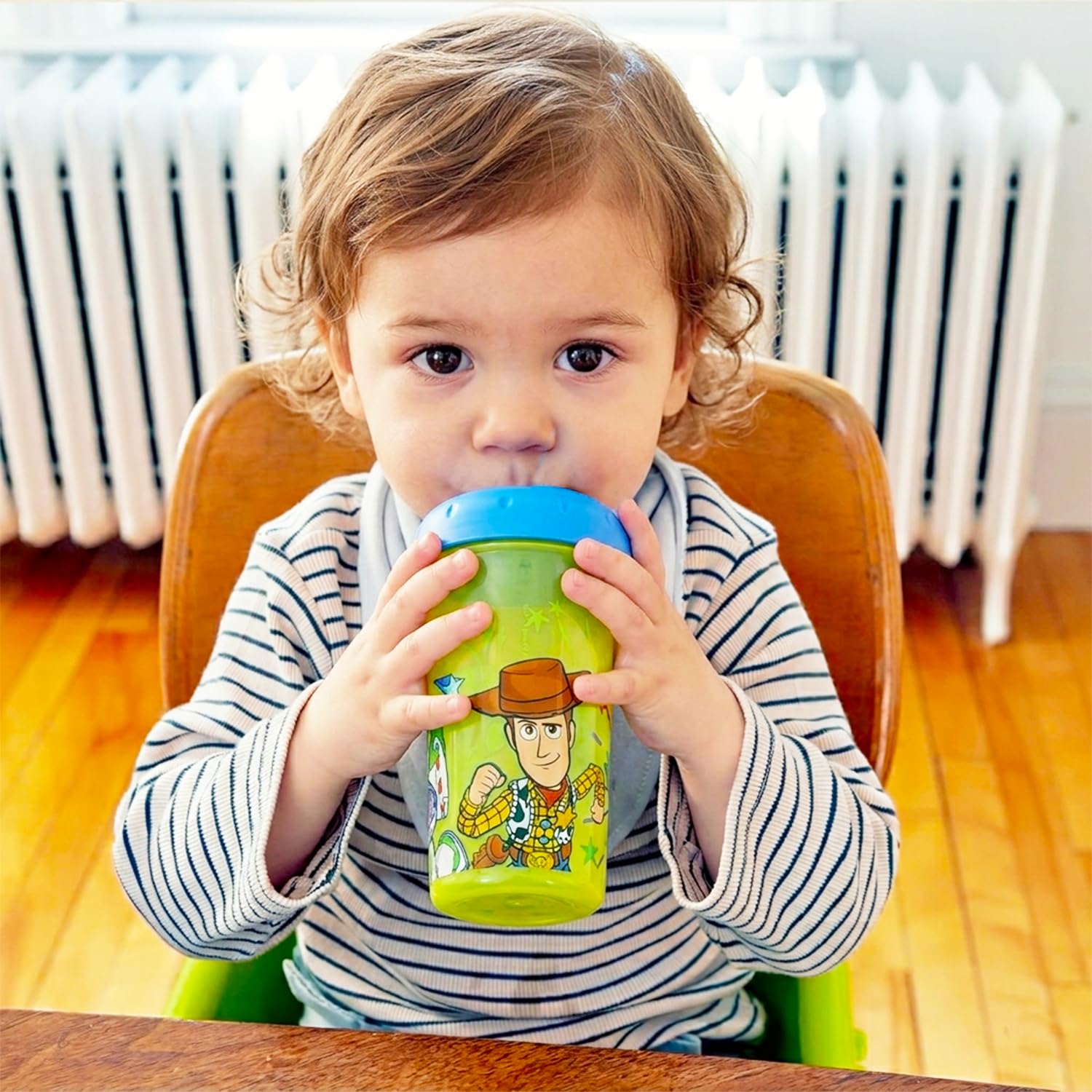 Disney Toy Story - Juego de vasos para beber Pixar de 9 onzas, paquete de 3 vasos a prueba de derrames, a prueba de fugas, sin BPA, vasos para beber más calcomanías para niños
