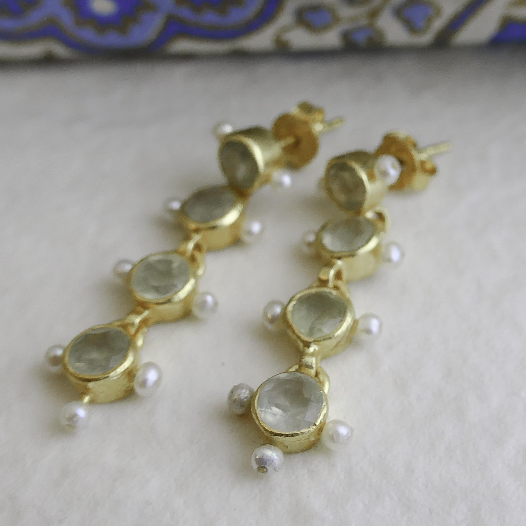 Orecchini Pendenti in Argento Sterling 925 Placcato Oro | con Prehnite e Perle d’Acqua Dolce - Gioiello Elegante con Pietre Naturali per Donna