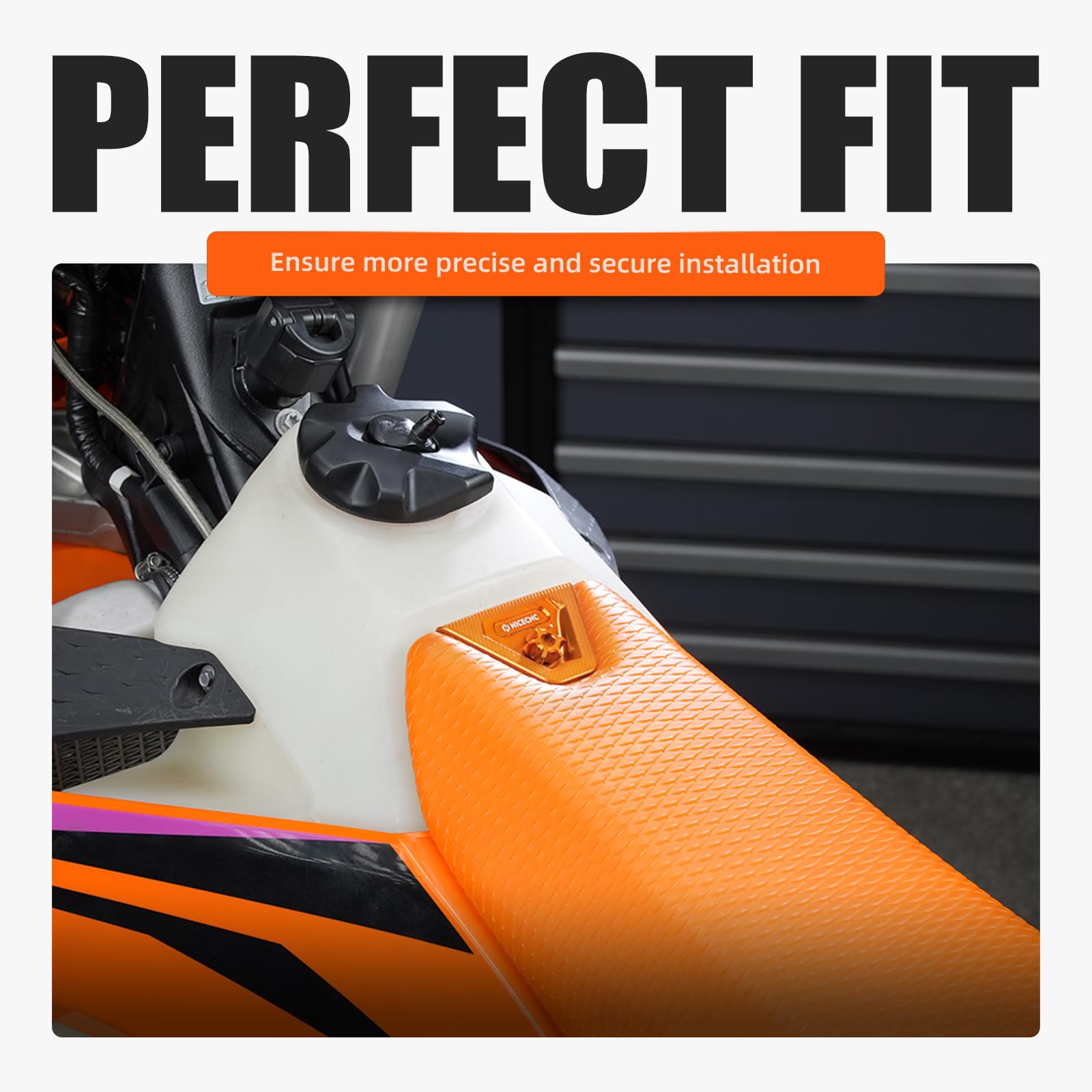 NICECNC Couverture de siège Protection Moto, CNC Aluminium Compatible with KTM 125-450 XC/SX/XCF/SXF 2023-2026, 150-500 EXC/EXCF/XCW/XCF-W/XW-F 2024-2026 Orange, Facile à Installer