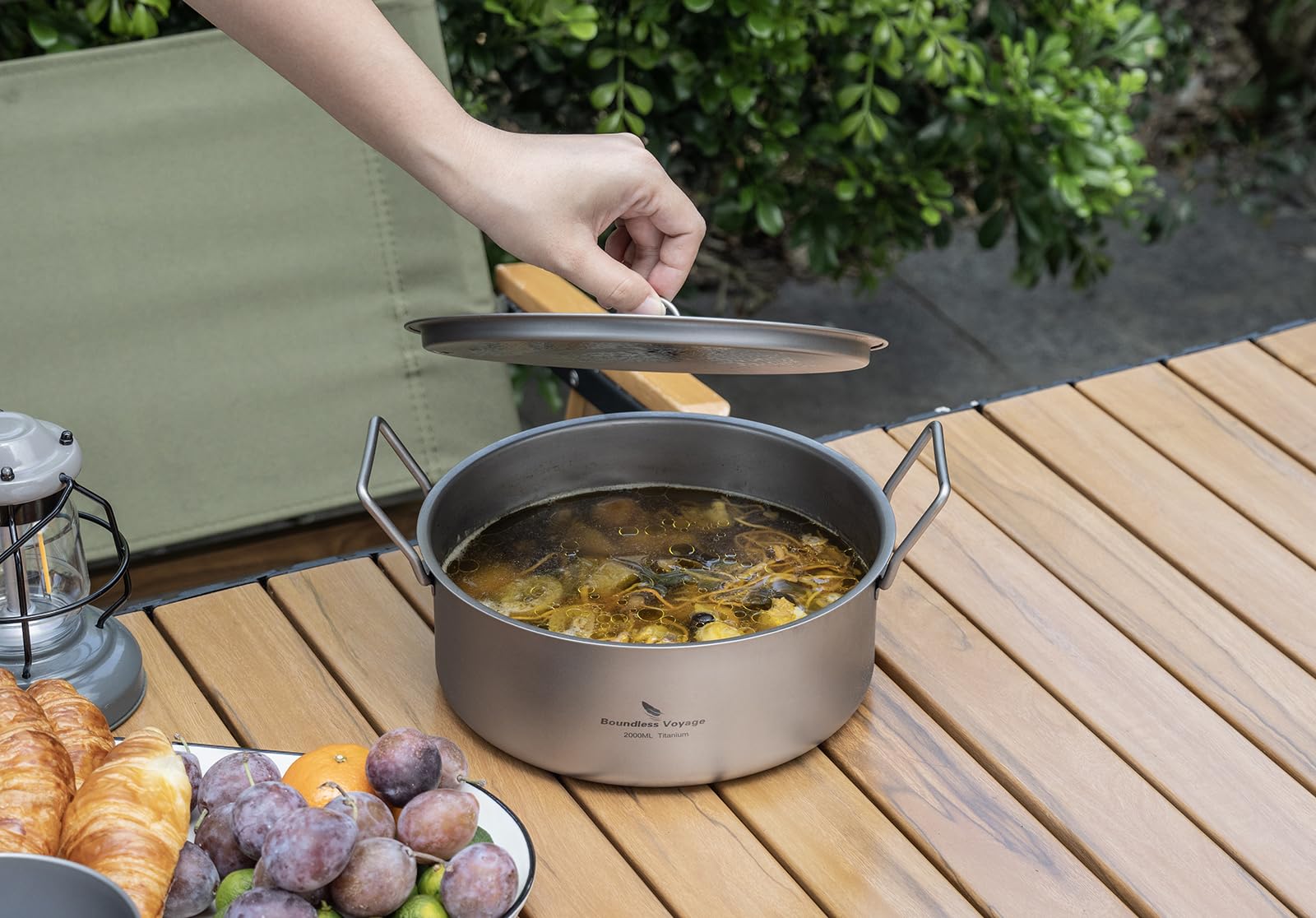 iBasingo Pot de camping 2L Marmite en Titane Holloware Portable Extérieur Intérieur avec Couvercle et Poignée Pliante Batterie de Cuisine Légère Pot à Soupe Grande Capacité Ti2054C