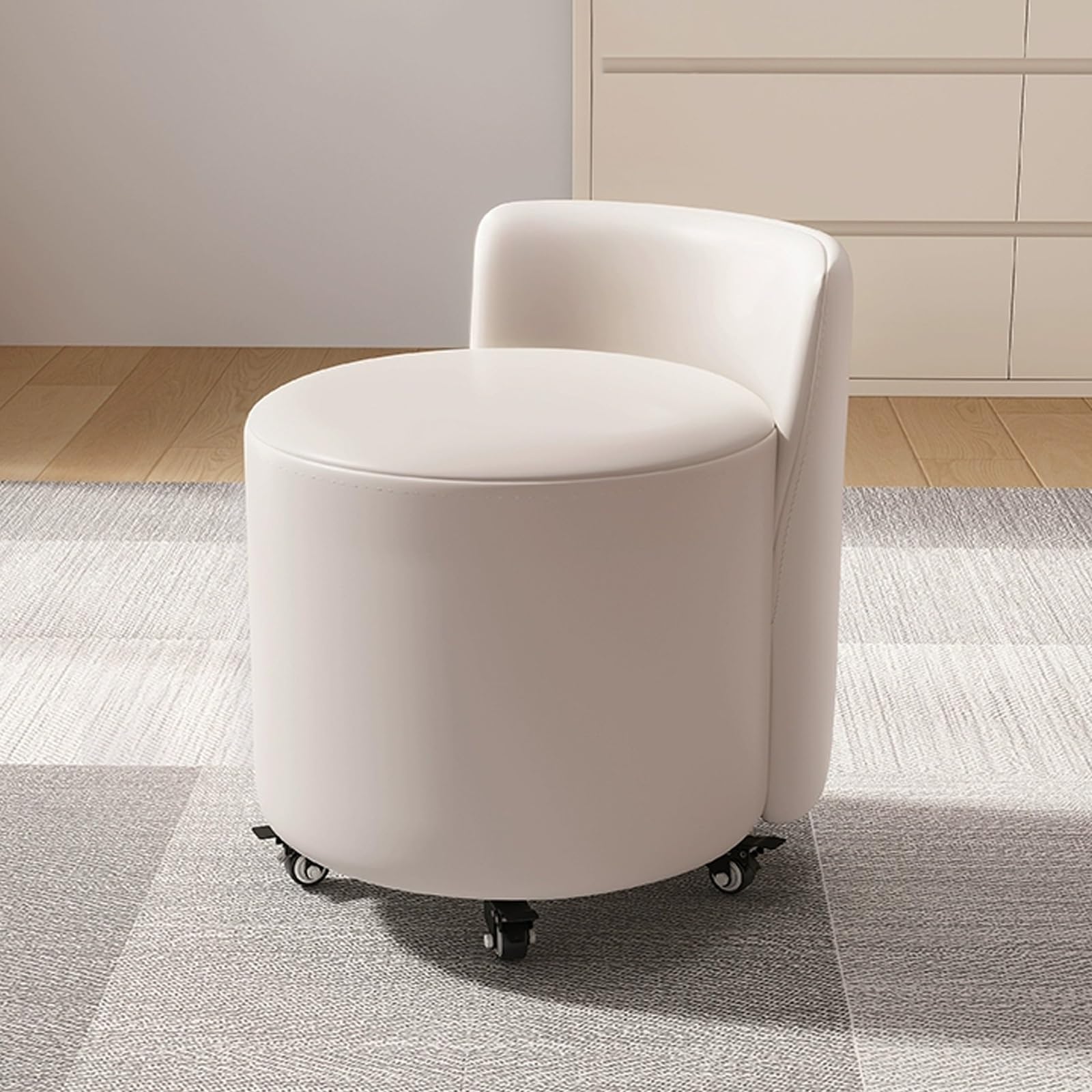 Pouf moderne en cuir blanc avec dossier et roulettes pour un intérieur élégant et épuré