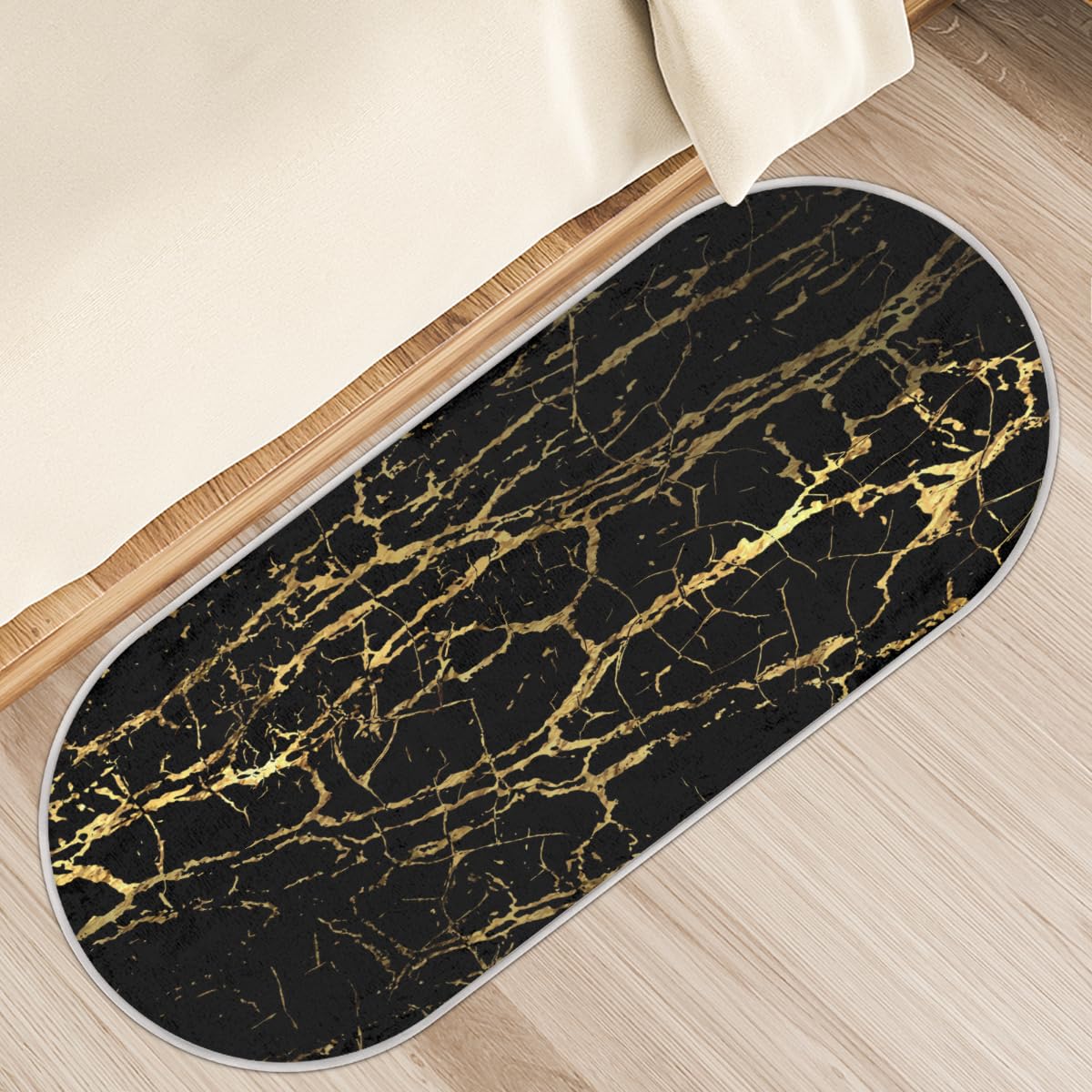 Tapis marbre doré à poils longs et épais pour un salon chic et un design intérieur exclusif