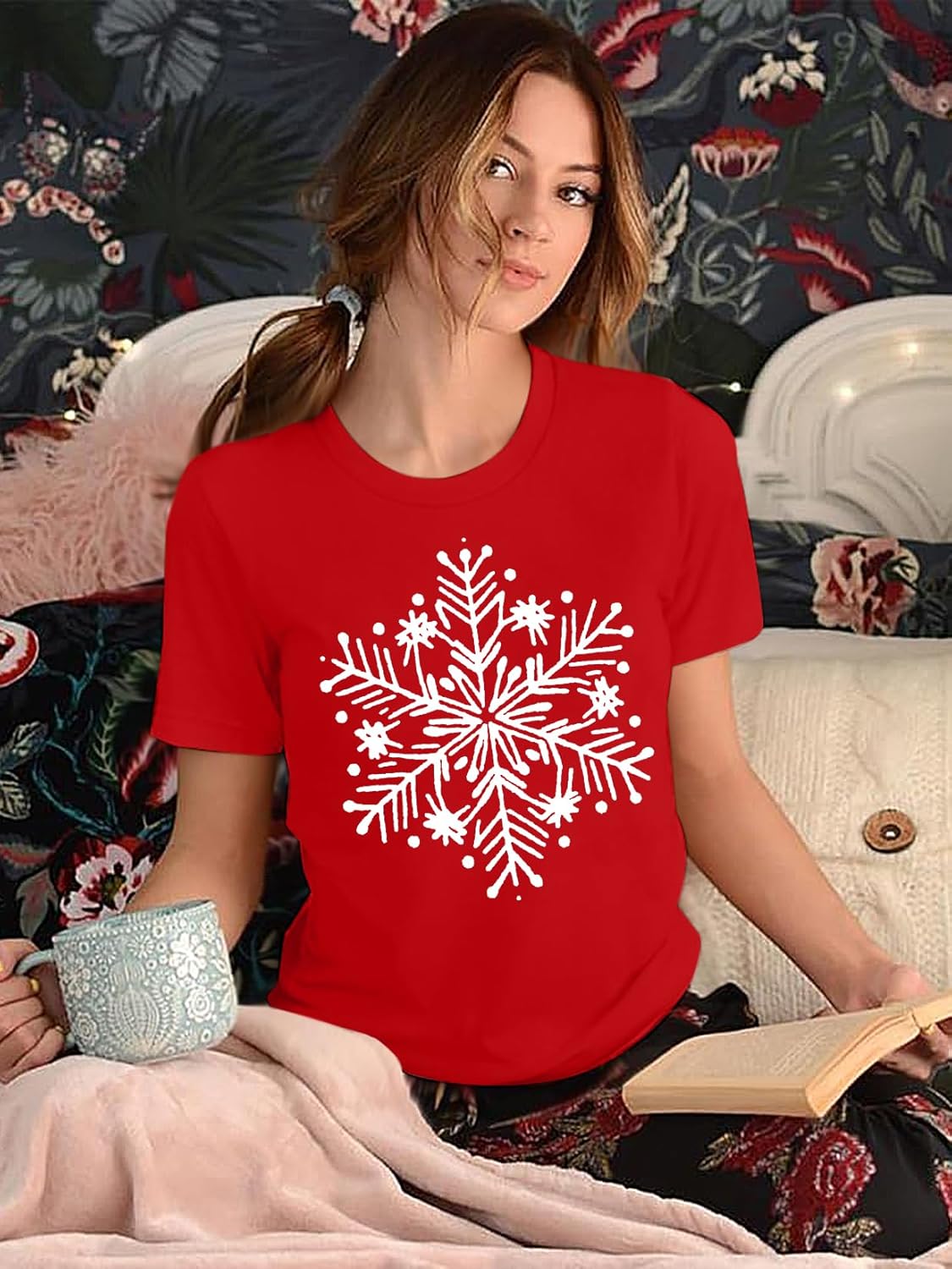 VVNTY Christmas Shirts Women: Cute Snowflake Graphic Tee Xmas Tee Winter Short Sleeve Tops - Image 4