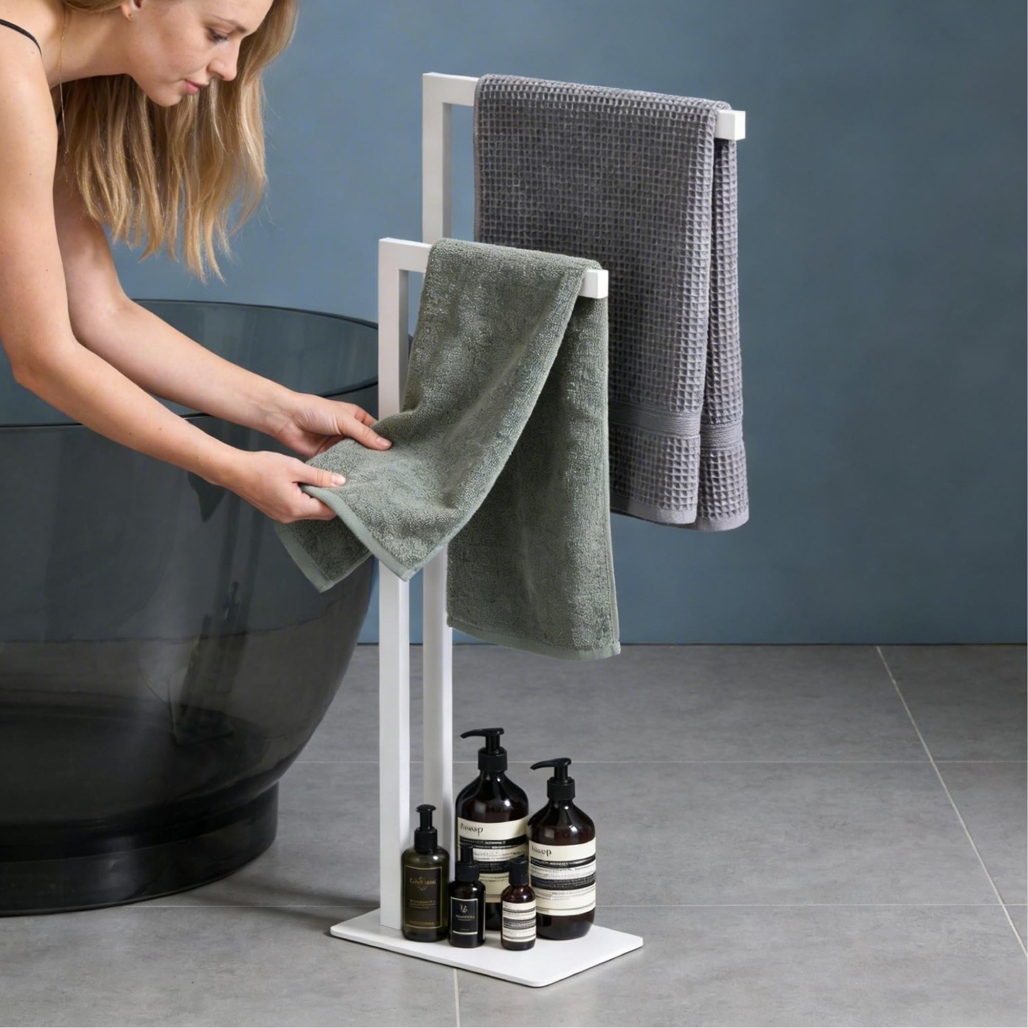 doporro Porte-Serviettes sur Pied avec 2 Barres et Étagère, Support Serviette Autoportant en Acier Inoxydable Blanc Mat, Porte Serviette Salle de Bain, Tavrin-02