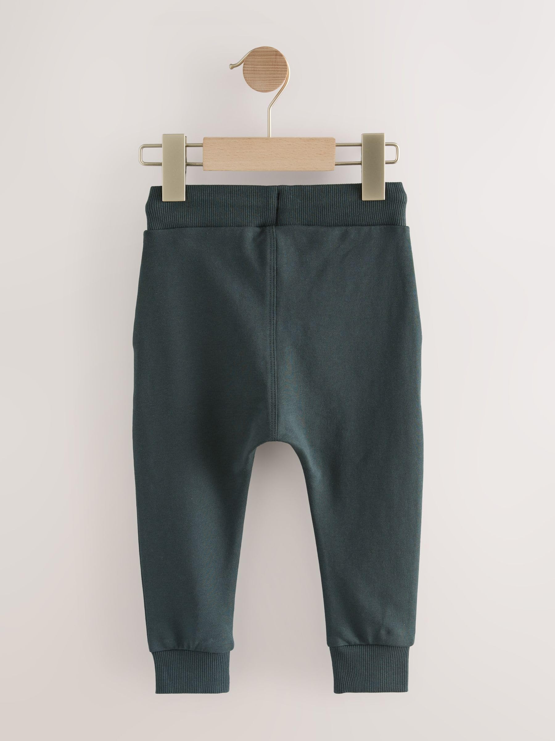 NEXT Niños Pack de Tres Pantalones de Chándal Corte Pitillo