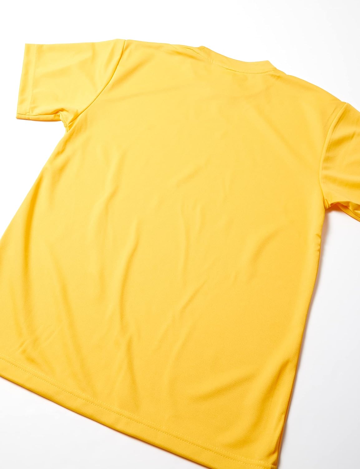 アクティブな女性がドライTシャツを着ている様子