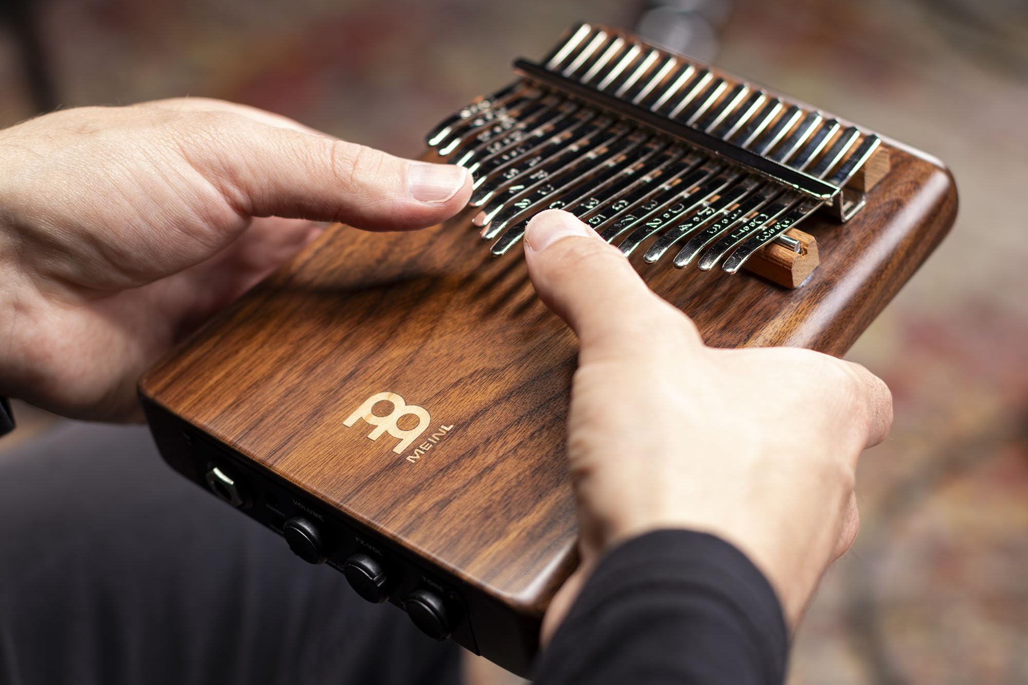 Meinl Percussion Solid Pickup Kalimba - fortepian kciuk z przetwornikiem - Tuning D B G E C A F D C E G B D F A C E - orzech włoski, naturalny (PKA17AW)