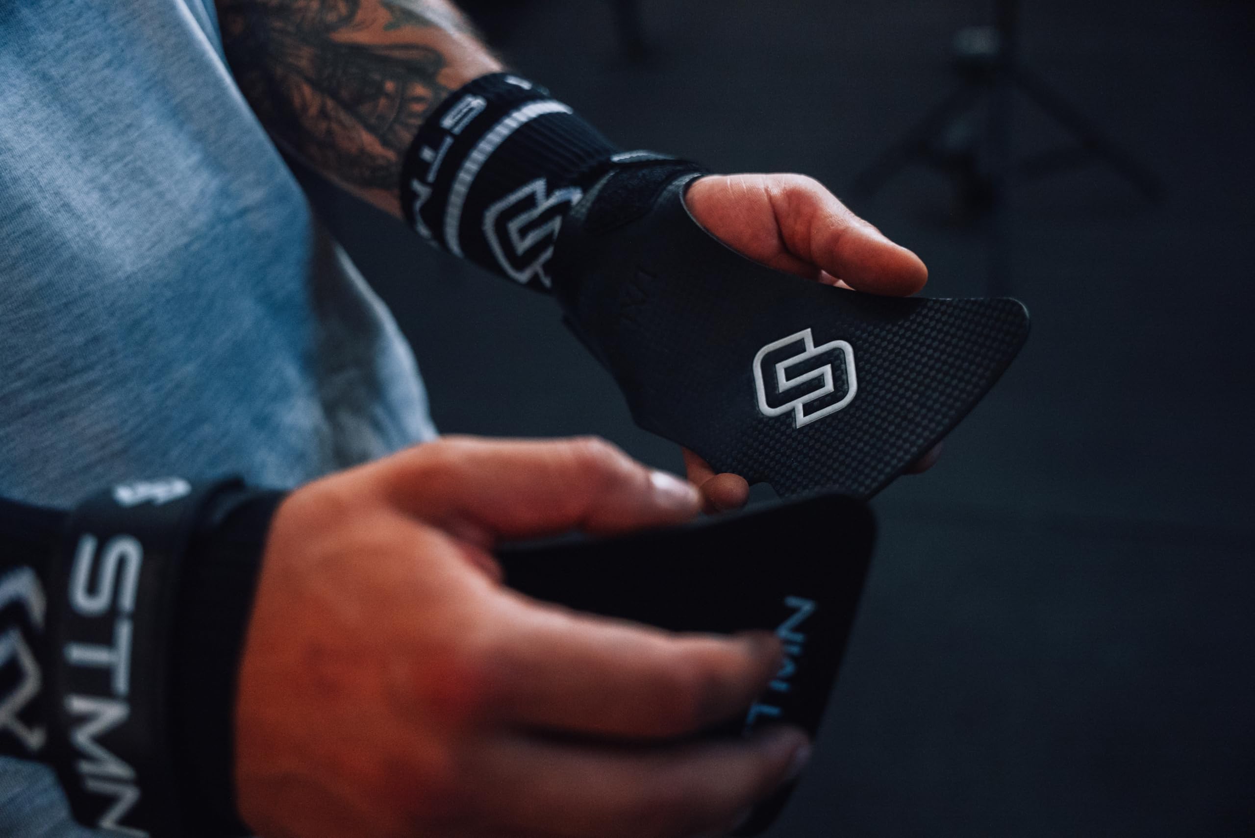 STMN Fitness Paracalli Carbon Black Grip Ultra Resistente Texture Carbon con Magnesite Protezione Mani Cross Training Calisthenics Sbarre Ruvide