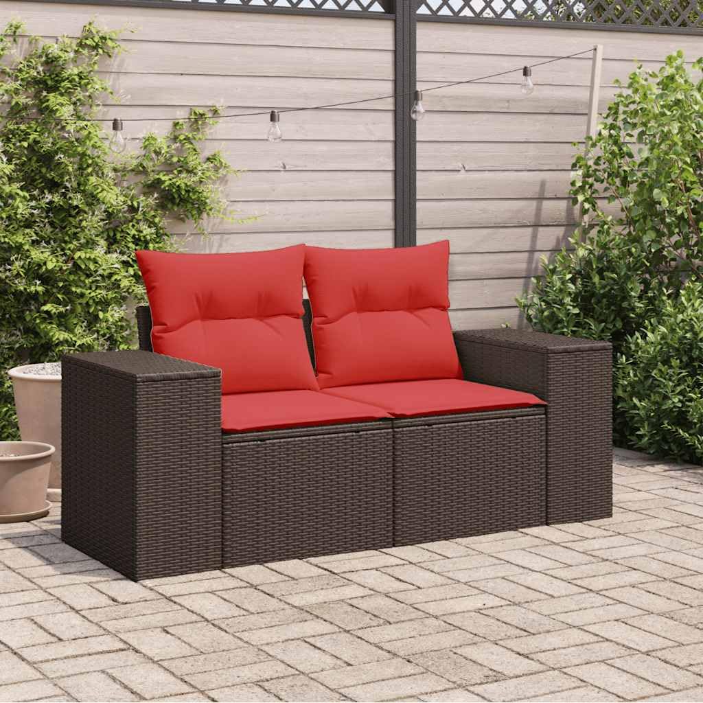 Divano da Giardino 2 Posti in Rattan PE Marrone con Cuscini Rossi | Divano modulare da esterno in polyrattan marrone con ampi braccioli e cuscini sfoderabili per patio e terrazzo.