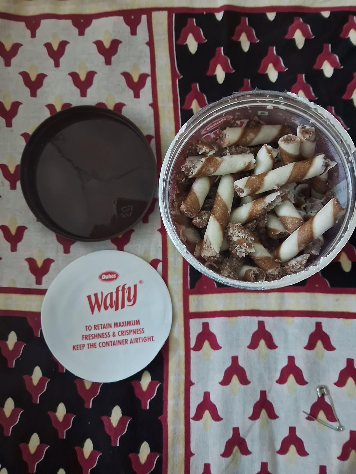 Dukes Waffy Chocolate flavoured Wafer roll Jar (250g) : Amazon.in ...