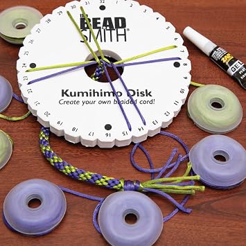 تشتمل مجموعة Beadsmith Kumihimo Starter Kit على قرص ولاصق وبكرات ونتائج وسلك وتعليمات ومشاريع مجموعة المبتدئين في فن التضفير الياباني مع جميع أدوات المجوهرات الخاصة بك للبدء