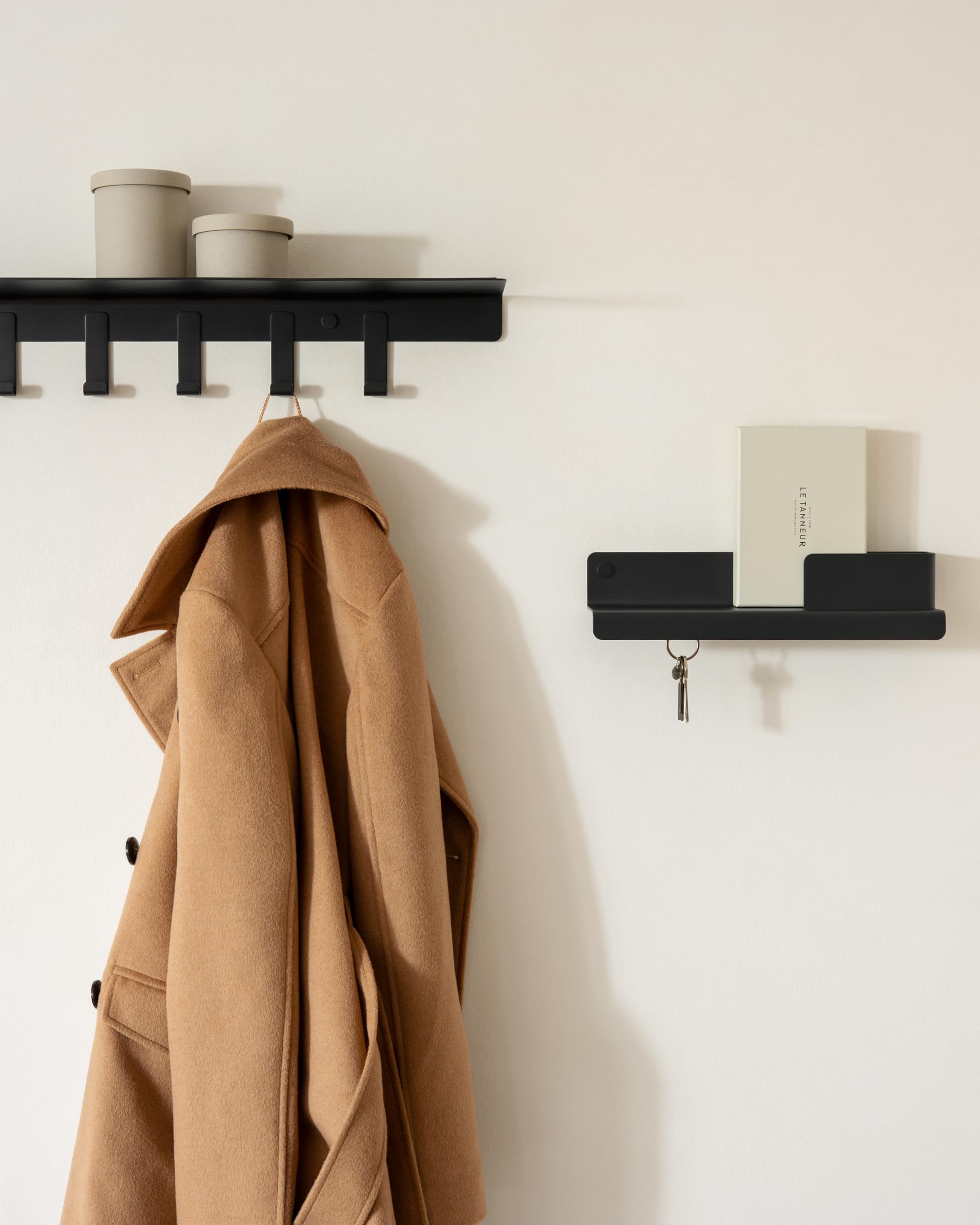 Kazai. Perchero de pared 'Holmsen' | Perchero moderno con estante de metal | Panel perchero minimalista para entrada y recibidor | Colgadores de ropa para pared | Negro