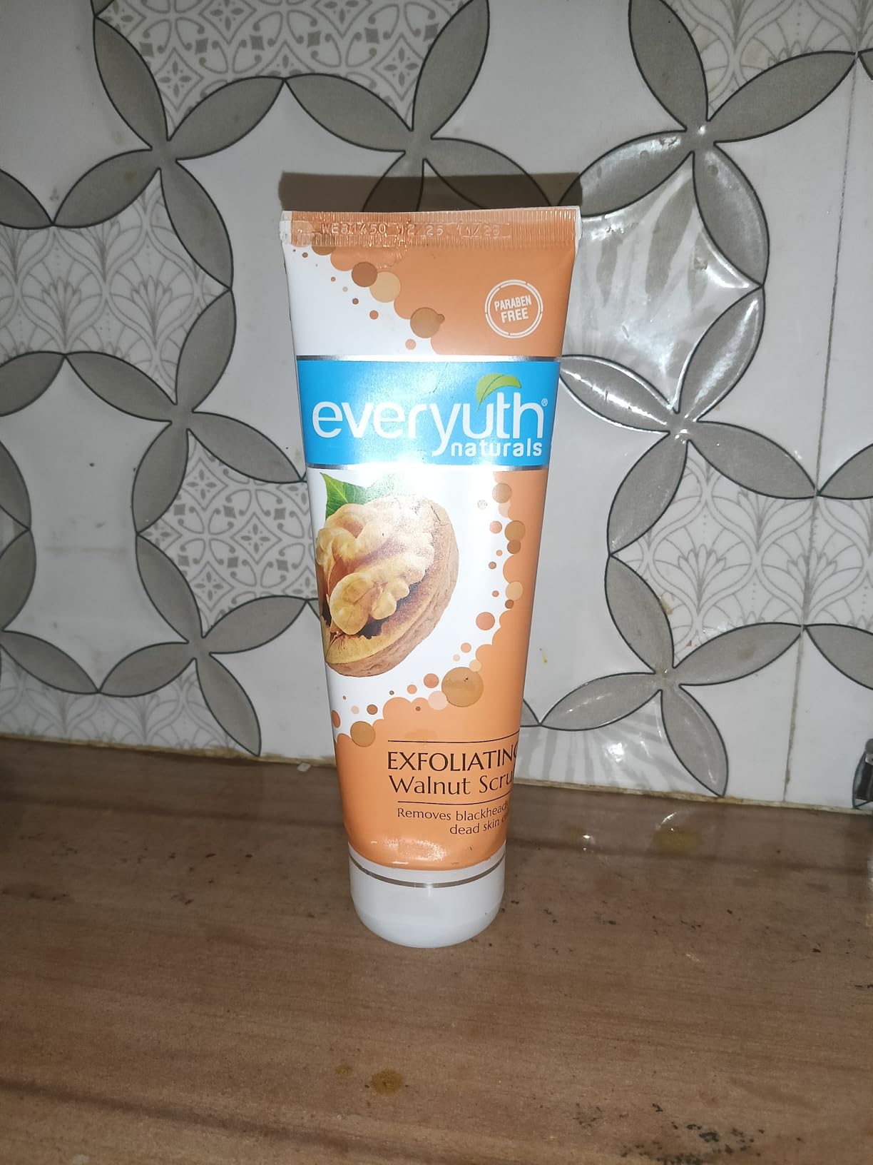 Everyuth Walnut Exfoliating Scrub Nano Multi-vita & Walnut Shell Particles (100g) by Everyuth