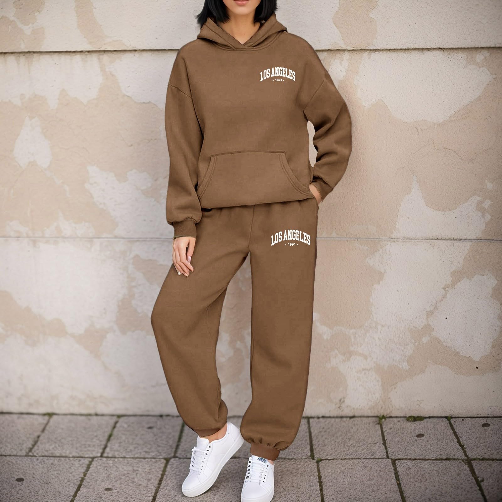 Completo da donna con pantaloni a due pezzi e graziosa felpa con cappuccio a maniche lunghe con stampa inglese